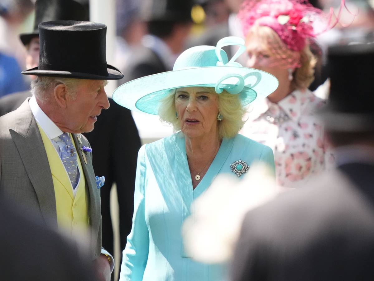 König Charles III. (l) und Königin Camilla fahren mit einer Kutsche am vierten Tag des Ascot Pferderennens an der Rennstrecke vor.