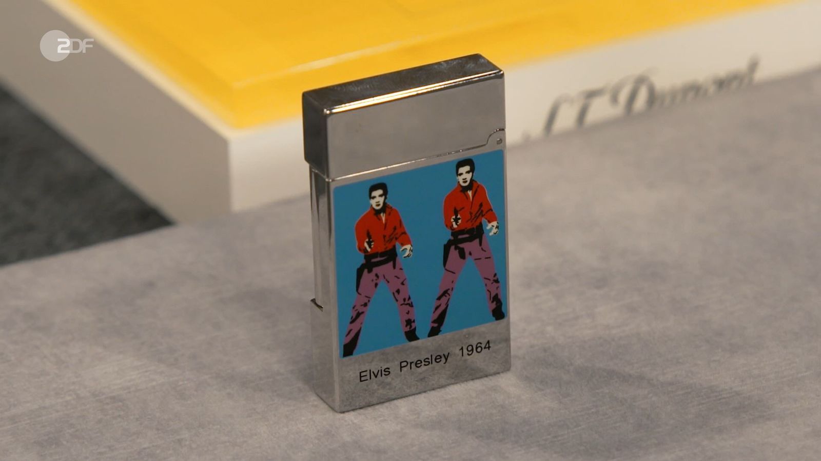 Das limitierte Dupont-Feuerzeug mit Elvis-Motiv von Andy Warhol aus dem Jahr 2007 wurde auf 250 bis 300 Euro geschätzt. Als Elvis-Fan zahlte Sarah Schreiber gerne 250 Euro.
 (Bild: ZDF)