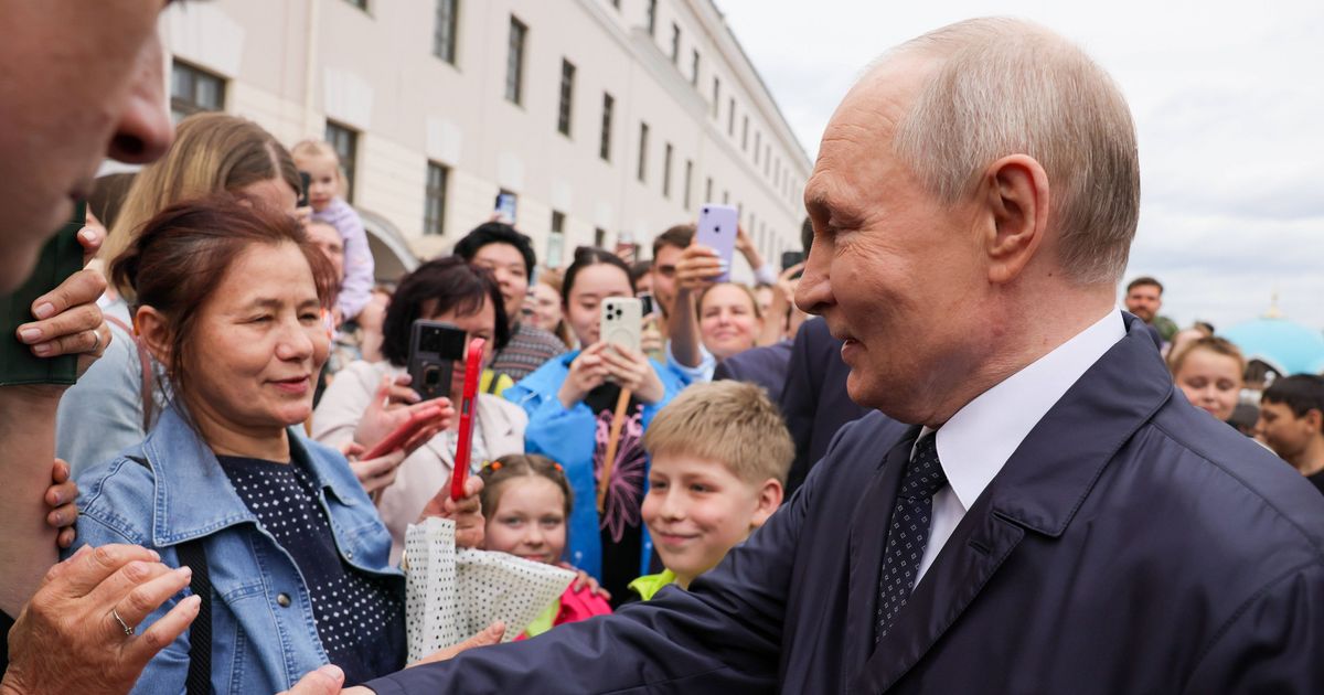 Putin besucht jubelnde Menschen: Kleines Wort deckt die Lüge auf