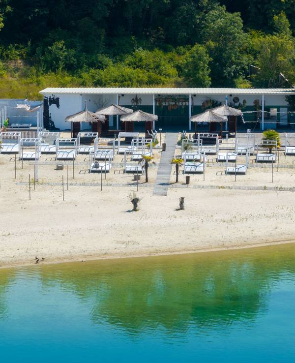Der Beachclub „Monkey's Island“ am Escher See: Dort steht man aktuell vor verschlossenen Toren.