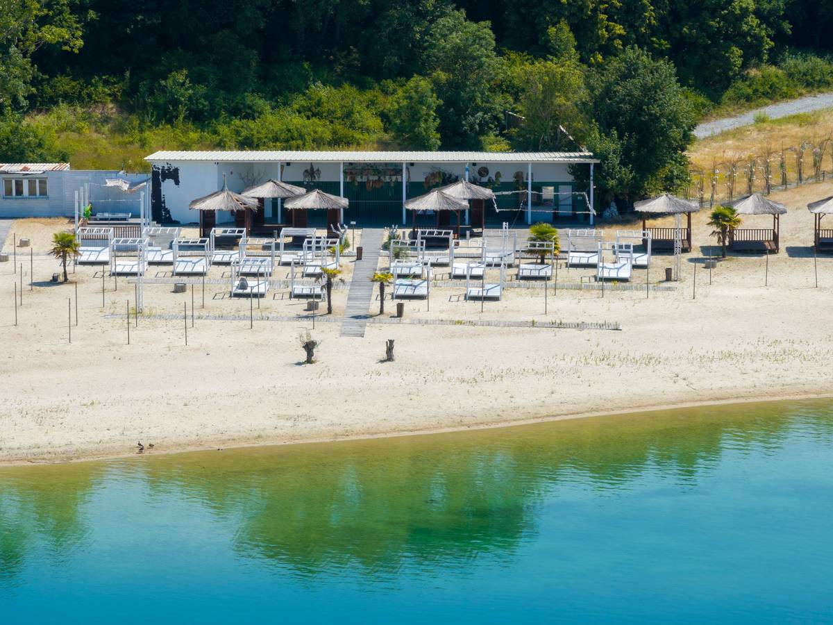 Der Beachclub „Monkey's Island“ am Escher See: Dort steht man aktuell vor verschlossenen Toren.