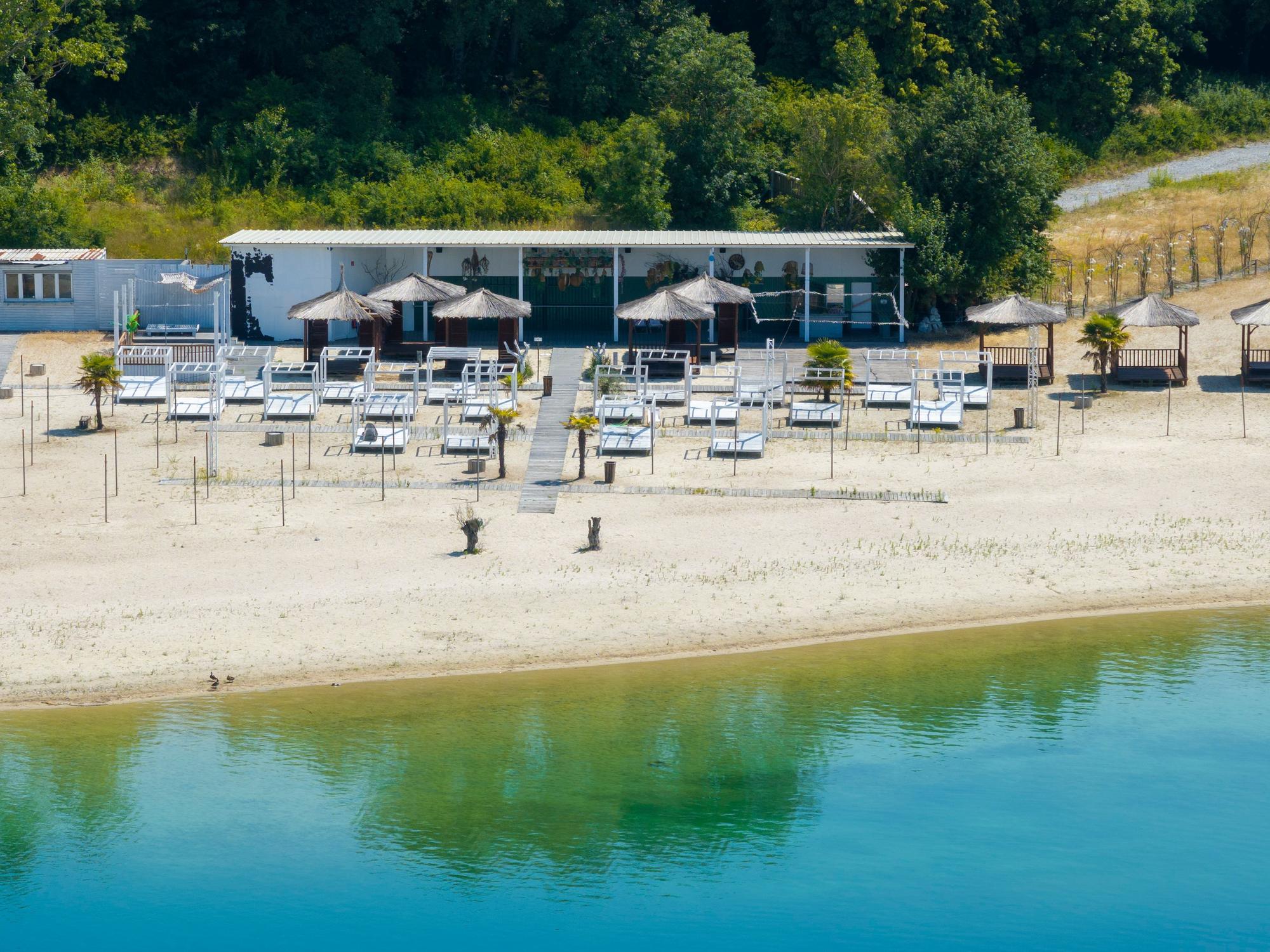 Der Beachclub „Monkey's Island“ am Escher See: Dort steht man aktuell vor verschlossenen Toren.