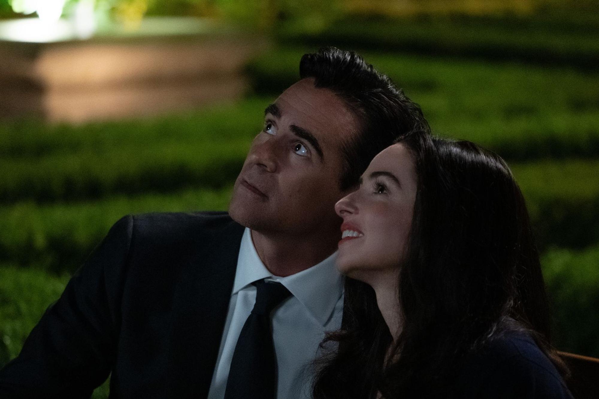 John Sugar (Colin Farrell) und seine mysteriöse Hotel-Bekanntschaft (Laura Donnelly) blicken zu den Sternen. Für John ist der Blick nicht nur ein romantischer Akt, sondern mit Gefühlen rund um Verlust und persönlichen Erinnerungen verknüpft. (Bild: Apple TV)