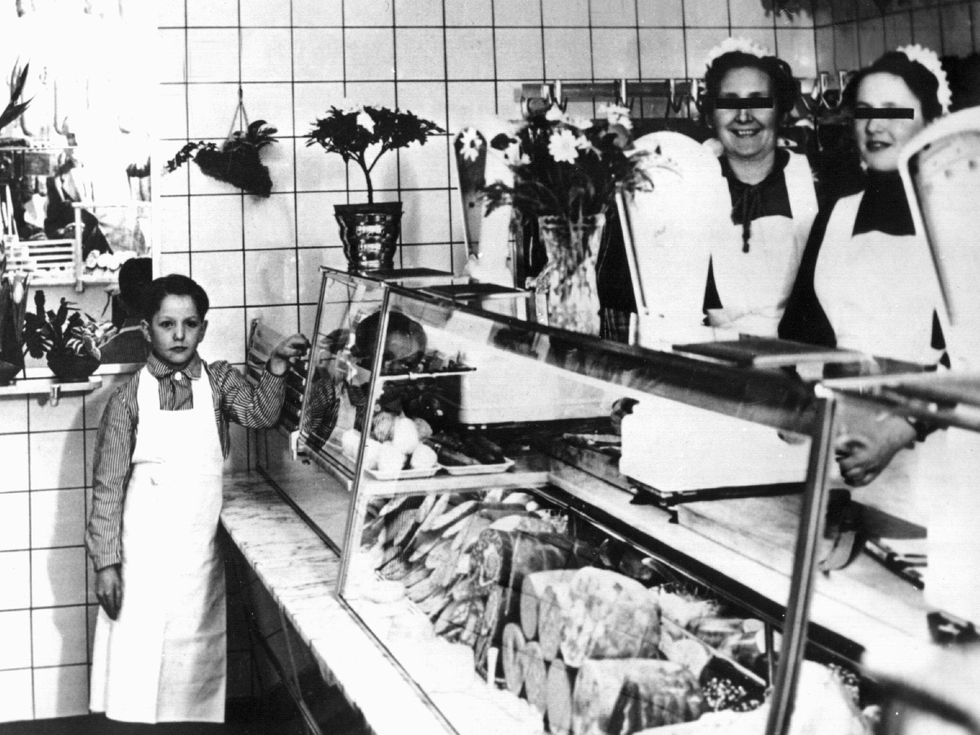 Jürgen Bartsch als Kind in der Metzgerei seiner Pflegeeltern.