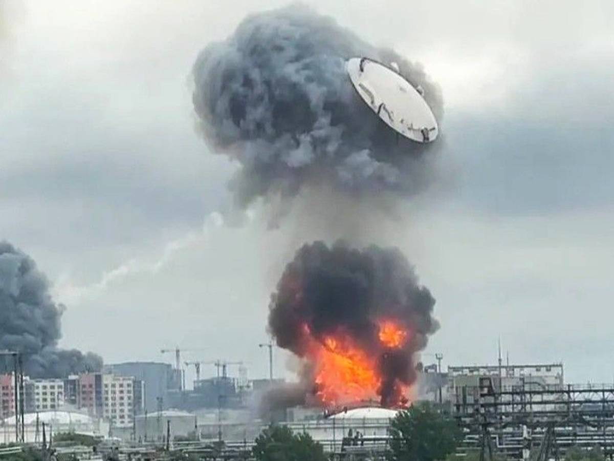 Ein Screenshot aus einem Video zeigt eine massive Explosion auf dem Gelände der Ölraffinerie in Moskau am 18. Juni.