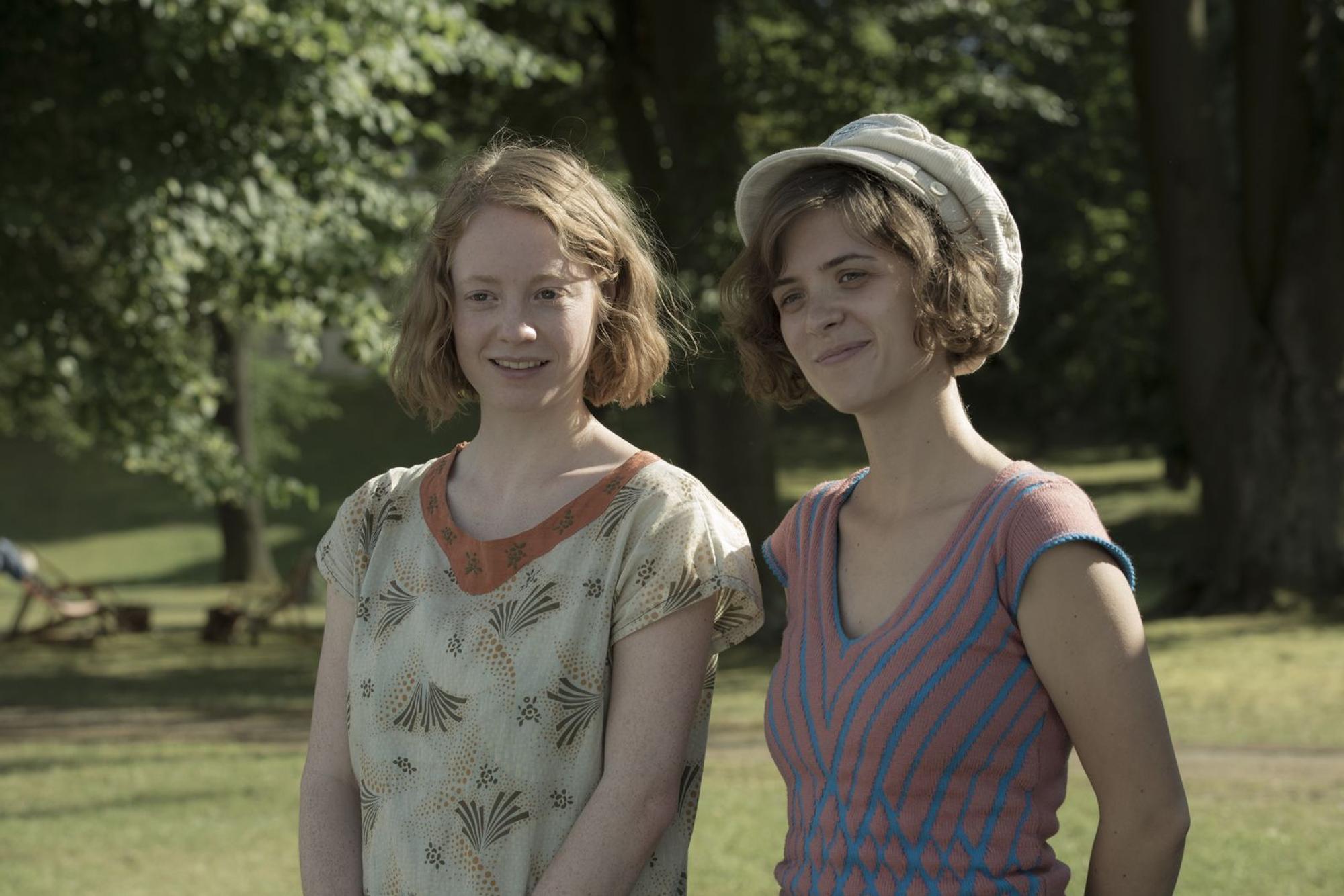 Aufsehen erregte Leonie Benesch auch in der deutschen Erfolgsserie „Babylon Berlin“. An der Seite von Hauptdarstellerin Liv Lisa Fries (rechts) verkörperte sie die junge Greta im Deutschland des Jahres 1929 - in den ersten Staffeln des Formats. (Bild: ARD Degeto/X-Filme/Beta Film/Sky Deutschland/Frédéric Batier)