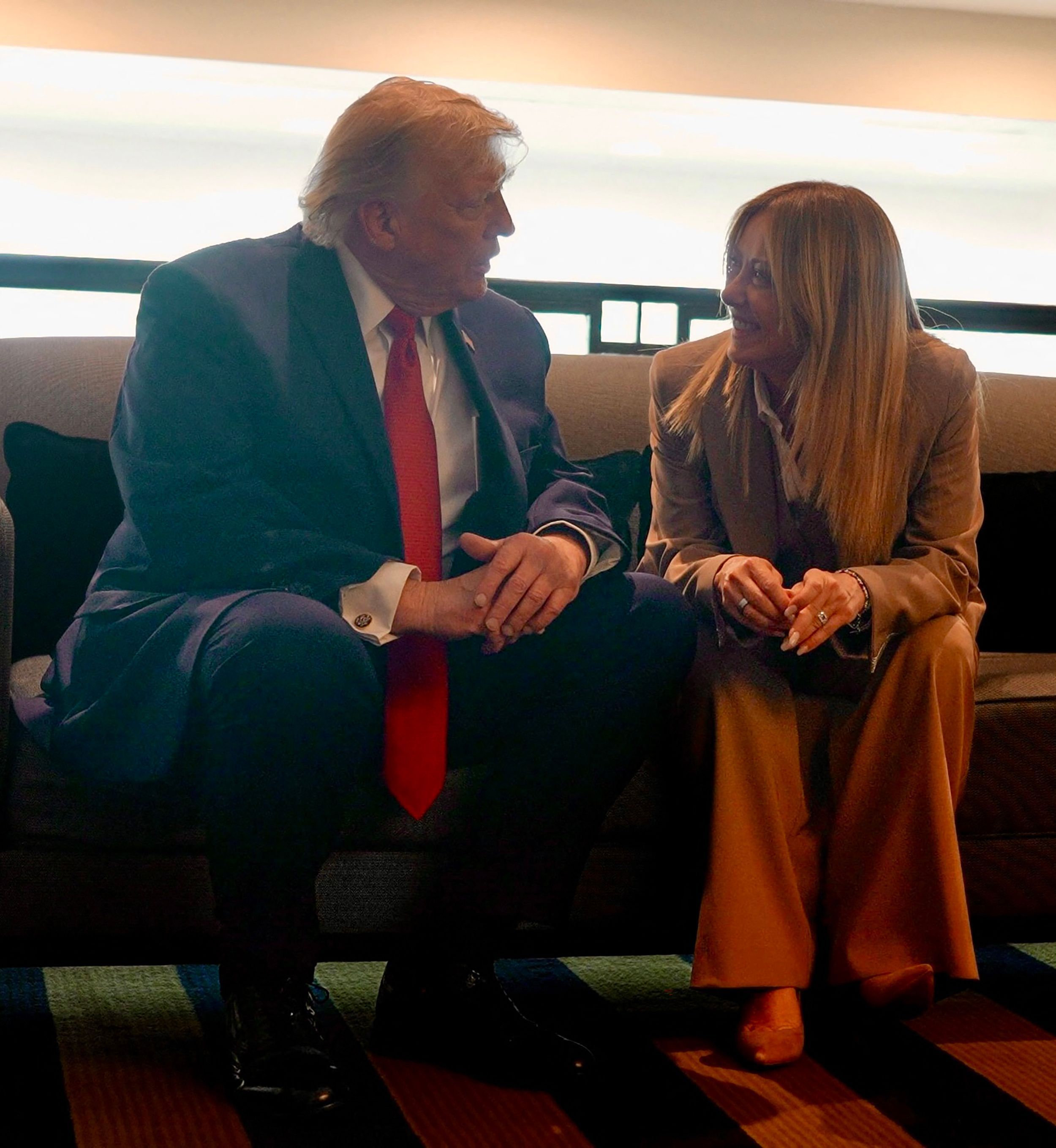 US-Präsident Donald Trump spricht während des G7-Gipfels in Evian mit der italienischen Ministerpräsidentin Giorgia Meloni.