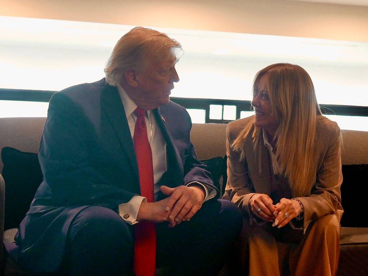 US-Präsident Donald Trump spricht während des G7-Gipfels in Evian mit der italienischen Ministerpräsidentin Giorgia Meloni.