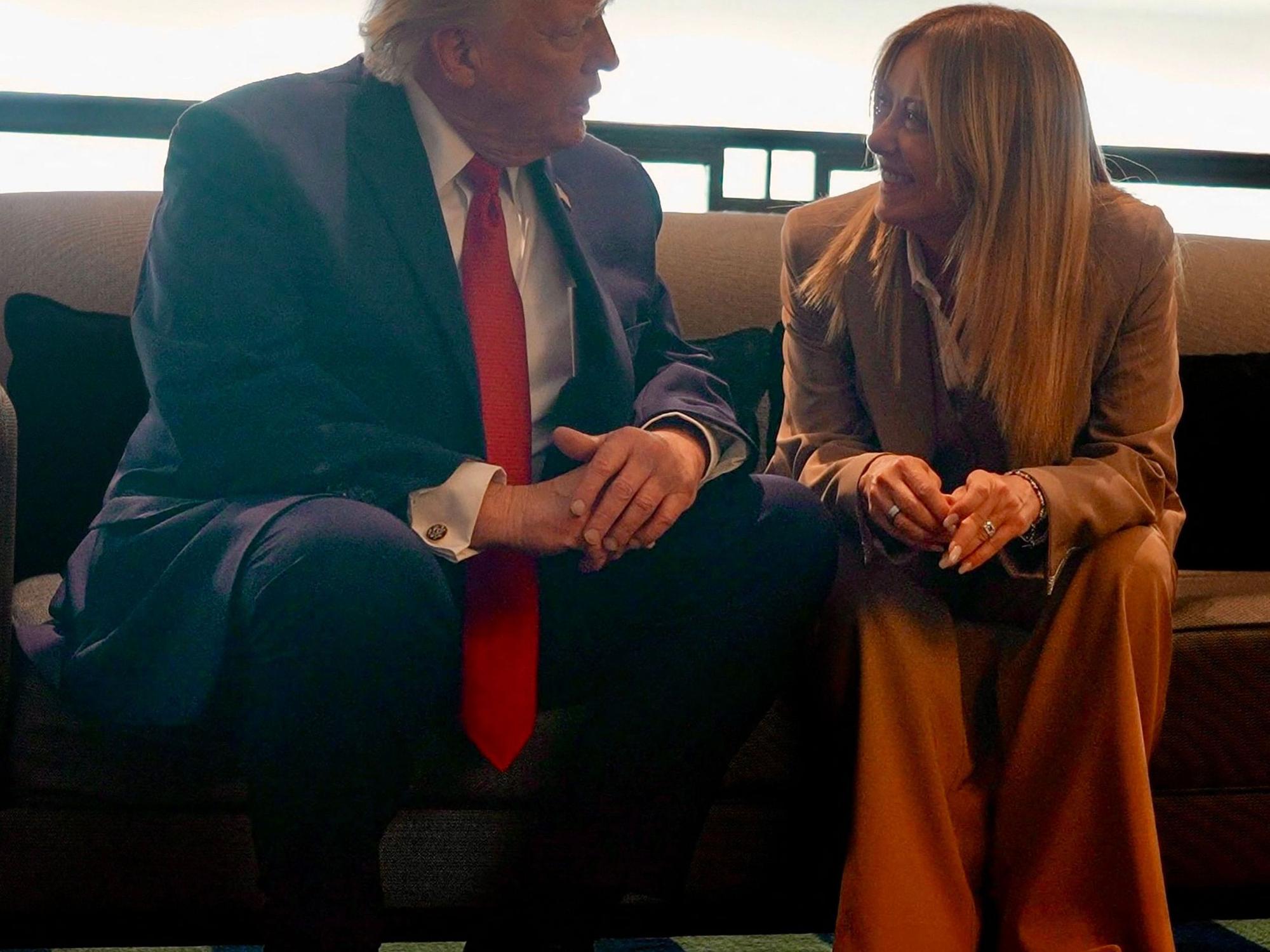 US-Präsident Donald Trump spricht während des G7-Gipfels in Evian mit der italienischen Ministerpräsidentin Giorgia Meloni.