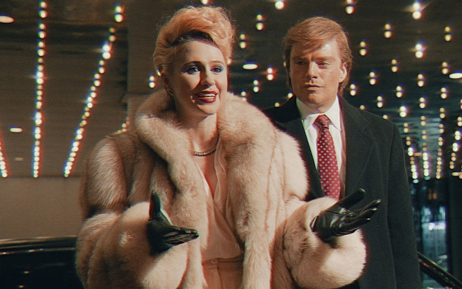 „The Apprentice“ zeigt auch, wie Donald Trump (Sebastian Stan) seine erste Frau Ivana (Marija Bakalowa) kennenlernte.  (Bild: ZDF/Pief Weyman)