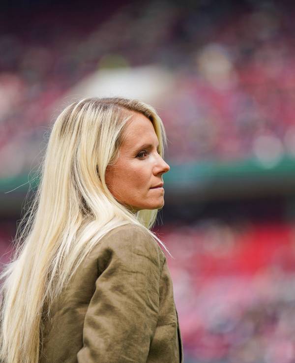 Julia Simic steht im Kölner Stadion.