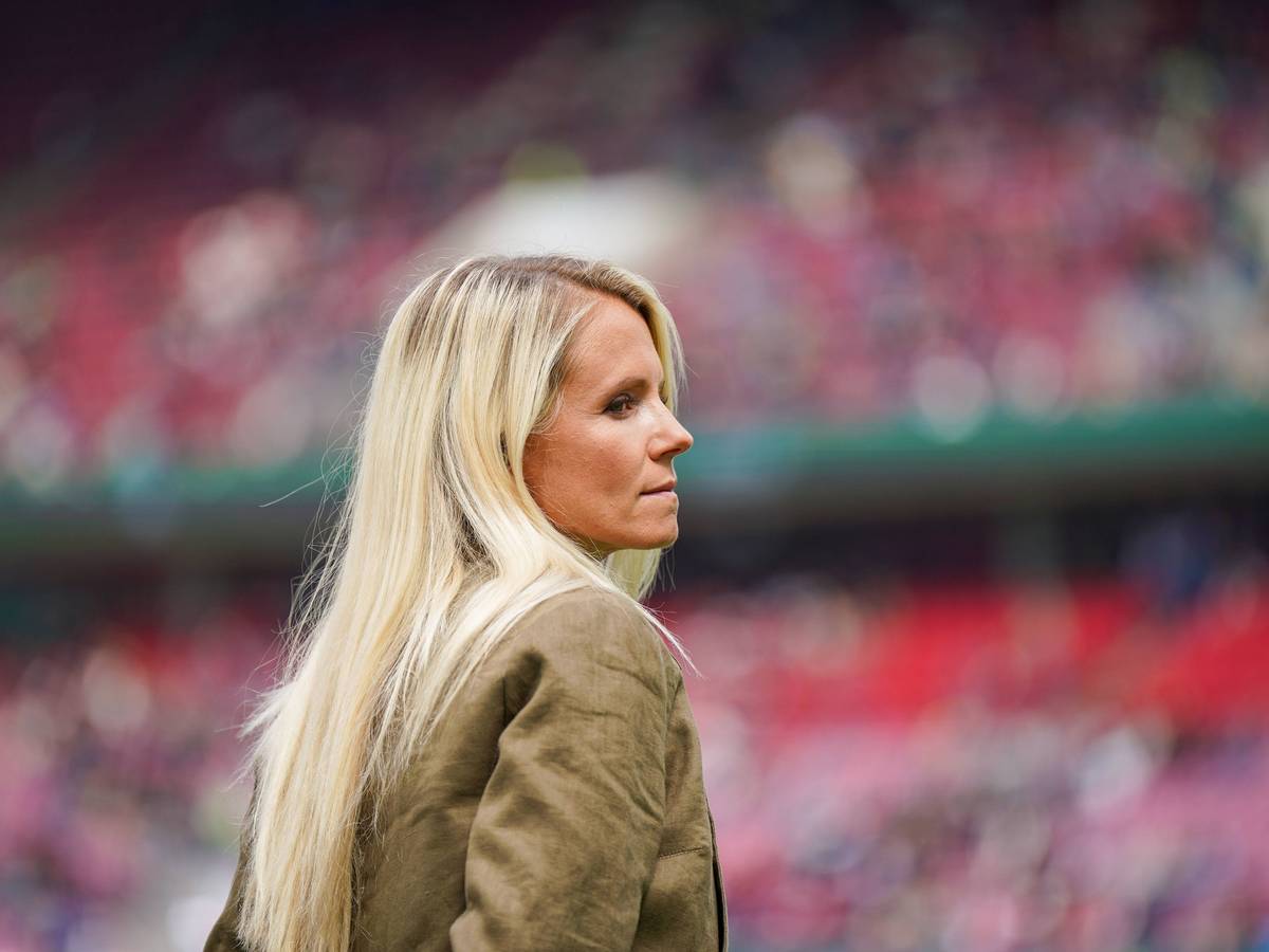 Julia Simic steht im Kölner Stadion.