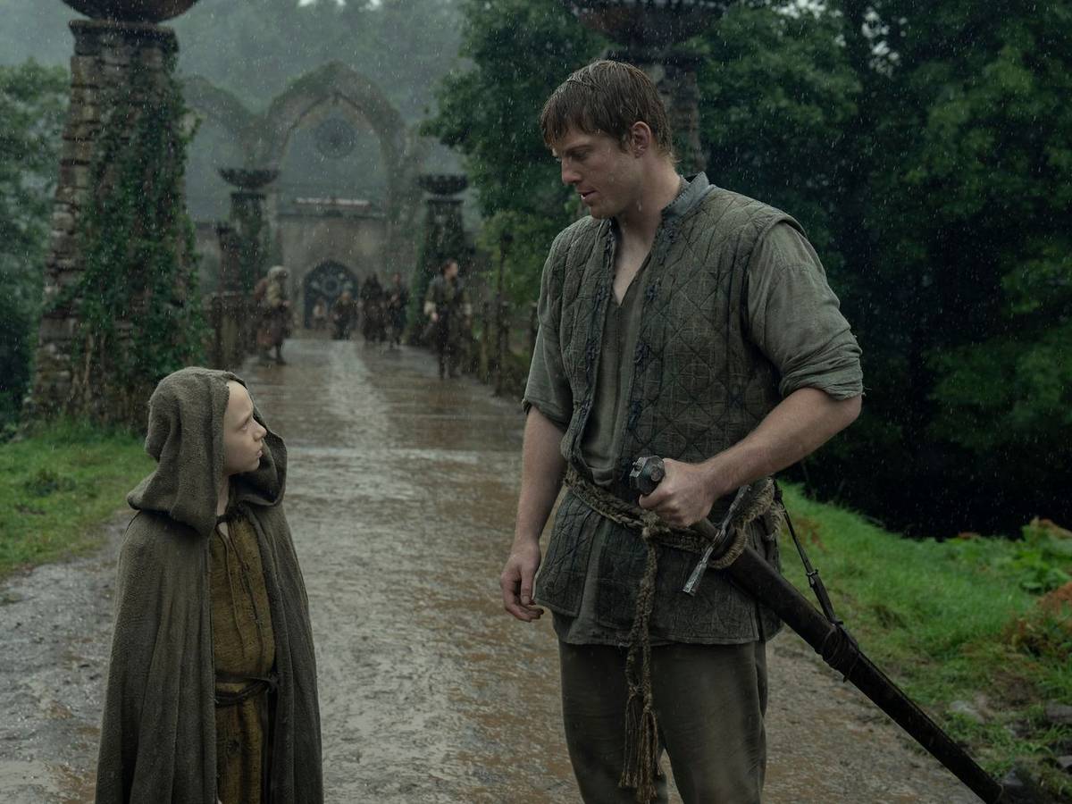 Der unbekümmerte Knappe Egg (Dexter Sol Ansell, links) will Ser Duncan the Tall (Peter Claffey) partout nicht von der Seite weichen. (Bild: Steffan Hill/HBO/Warner/Plaion Pictures)