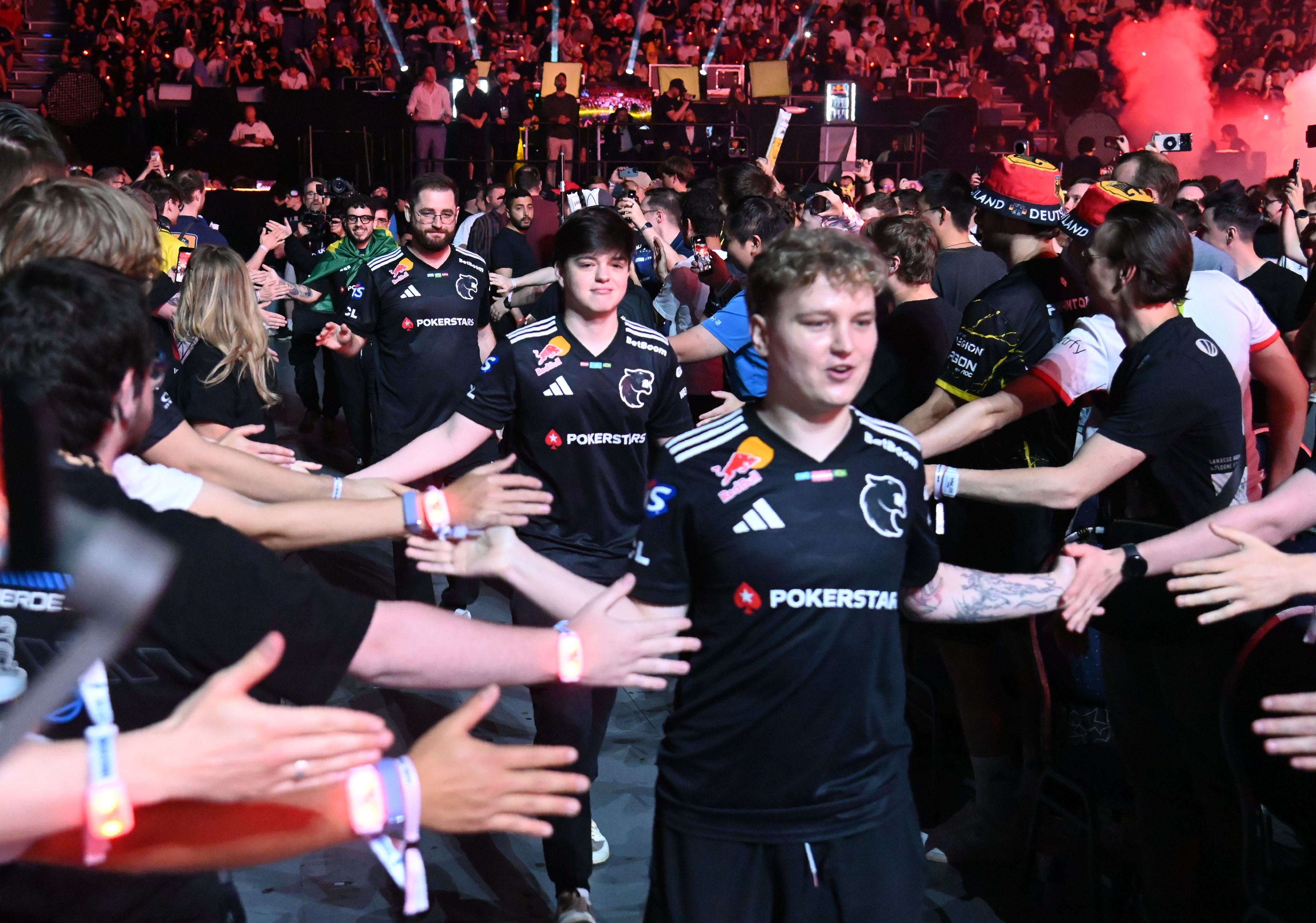 IEM Cologne: Einmarsch der Spieler in die Lanxess-Arena.