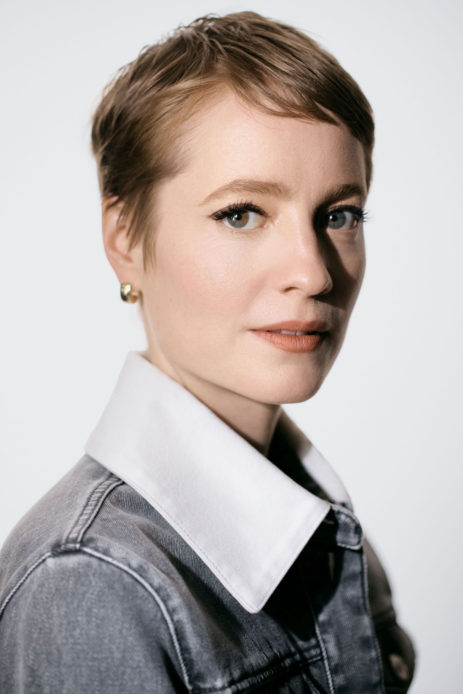 Leonie Bensch, 35, ist so etwas wie die deutsche Schauspielhoffnung ihrer Generation. Gleich drei ihrer Arthaus-Filme, in denen sie tragende Rollen spielt, wurden in den letzten Jahren von Preisen überhäuft: „Das Lehrerzimmer“, „Heldin“ und „September 5“. Nun ist sie in einer knallharten Action-Rolle zu sehen.  (Bild: Robin Kater)