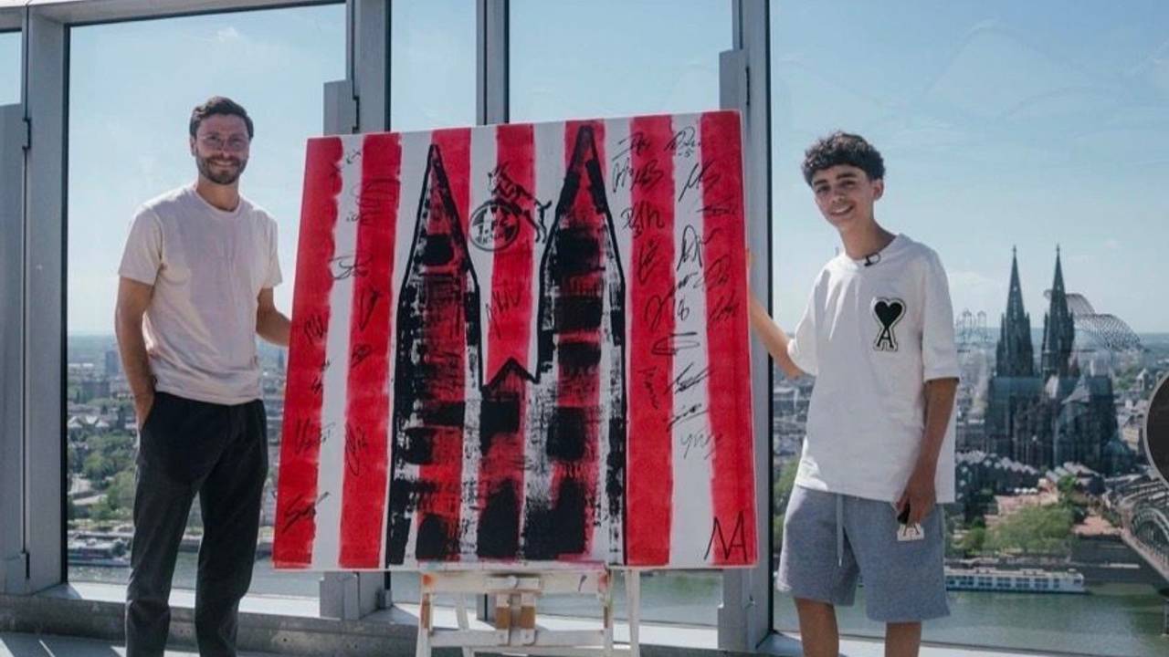 Der 13-jährige Künstler Mikail Akar und Jonas Hector mit dem FC-Kunstwerk in Köln.