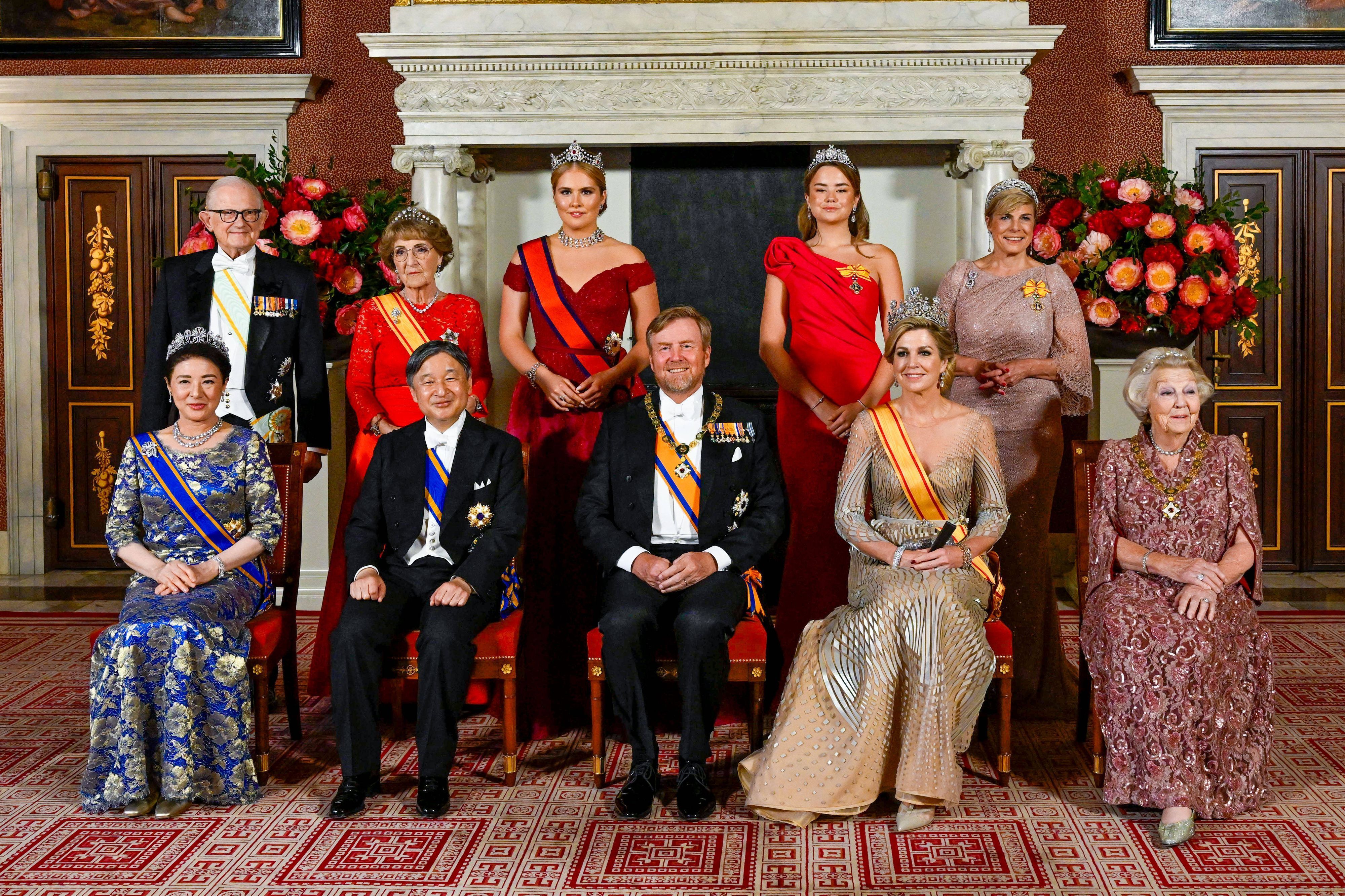 Ein historisches Gruppenfoto im Königlichen Palast von Amsterdam: König Willem-Alexander, Königin Máxima, Kronprinzessin Catharina-Amalia, Prinzessin Ariane, Prinzessin Beatrix, Prinzessin Laurentien, Prinzessin Margriet und Pieter van Vollenhoven empfangen Kaiser Naruhito und Kaiserin Masako von Japan am ersten Tag ihres dreitägigen Staatsbesuchs in den Niederlanden.