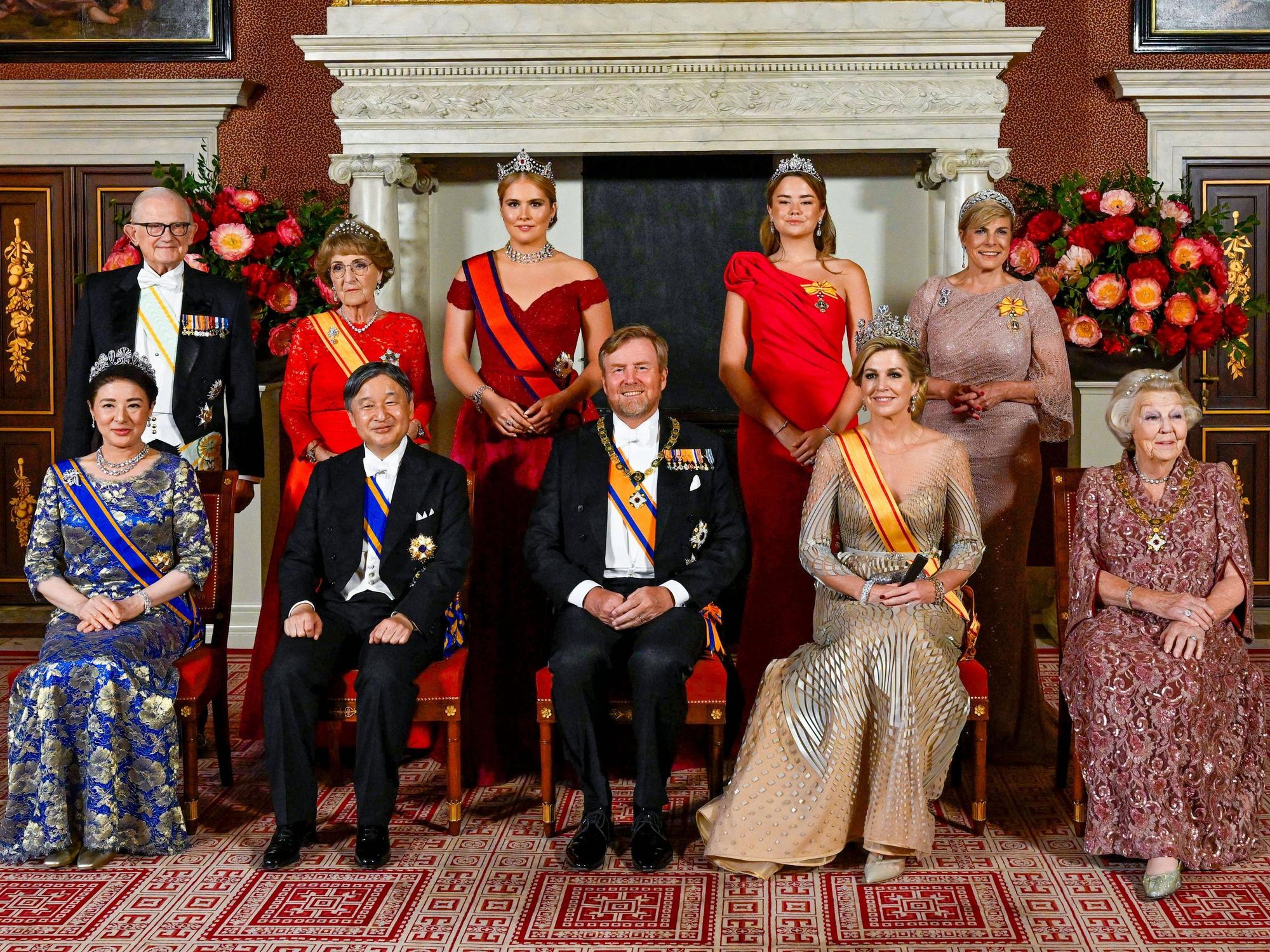 Ein historisches Gruppenfoto im Königlichen Palast von Amsterdam: König Willem-Alexander, Königin Máxima, Kronprinzessin Catharina-Amalia, Prinzessin Ariane, Prinzessin Beatrix, Prinzessin Laurentien, Prinzessin Margriet und Pieter van Vollenhoven empfangen Kaiser Naruhito und Kaiserin Masako von Japan am ersten Tag ihres dreitägigen Staatsbesuchs in den Niederlanden.