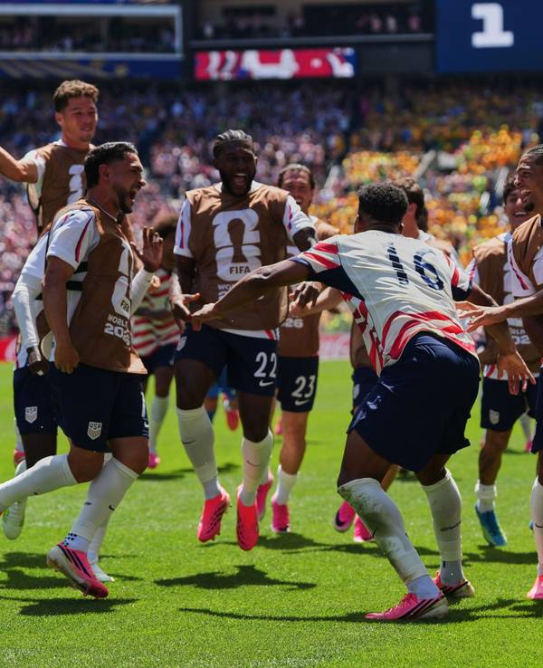 Amerikanische Spieler jubeln über ein Tor gegen Australien.