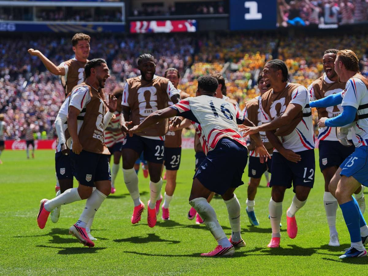 Amerikanische Spieler jubeln über ein Tor gegen Australien.