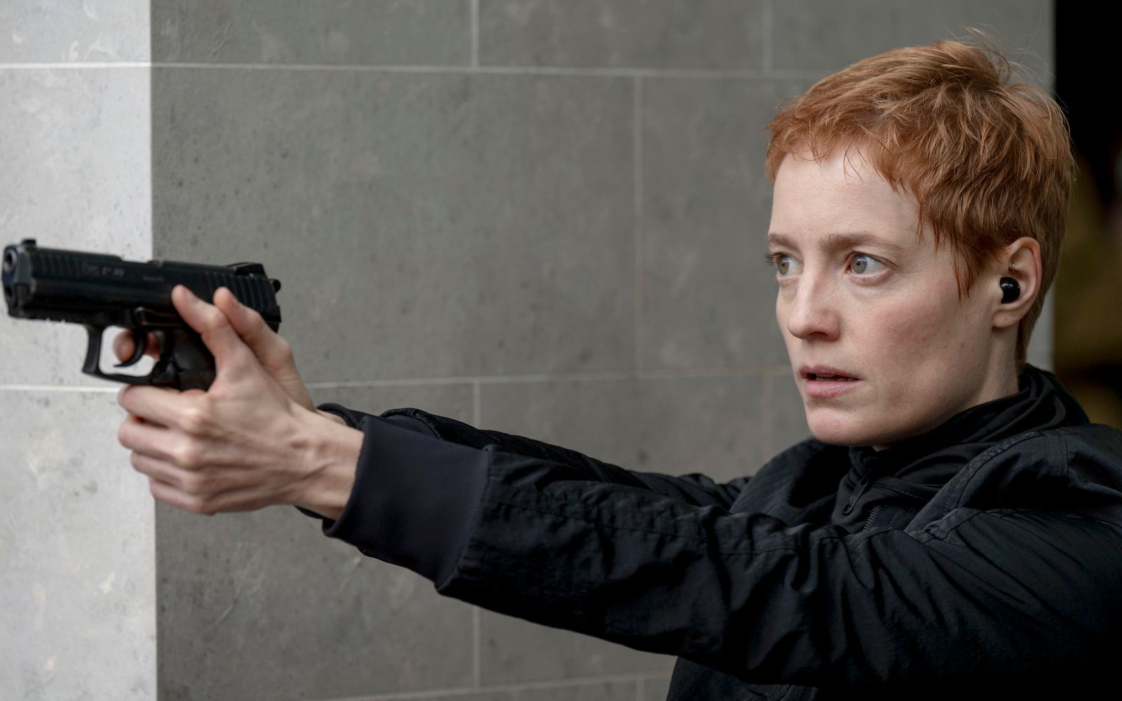 Leonie Benesch erzählt im Interview davon, wie es ist und wie es sich anfühlt, eine Action-Heldin zu spielen. Im sechsteiligen Brit-Thriller „Prisoner - Auf der Flucht“ verkörpert sie eine gnadenlose Jägerin im Auftrag eines mächtigen Syndikats. (Bild: Sky UK)