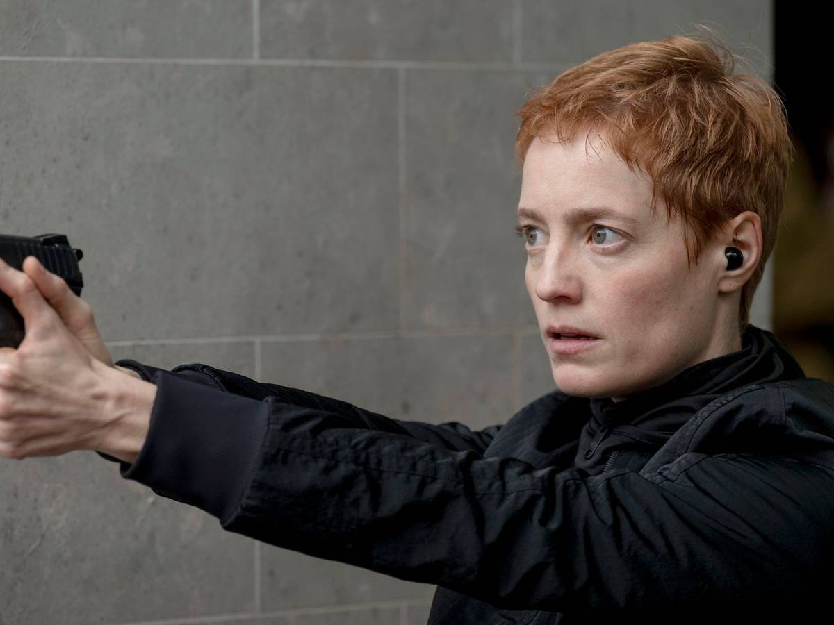 Leonie Benesch erzählt im Interview davon, wie es ist und wie es sich anfühlt, eine Action-Heldin zu spielen. Im sechsteiligen Brit-Thriller „Prisoner - Auf der Flucht“ verkörpert sie eine gnadenlose Jägerin im Auftrag eines mächtigen Syndikats. (Bild: Sky UK)