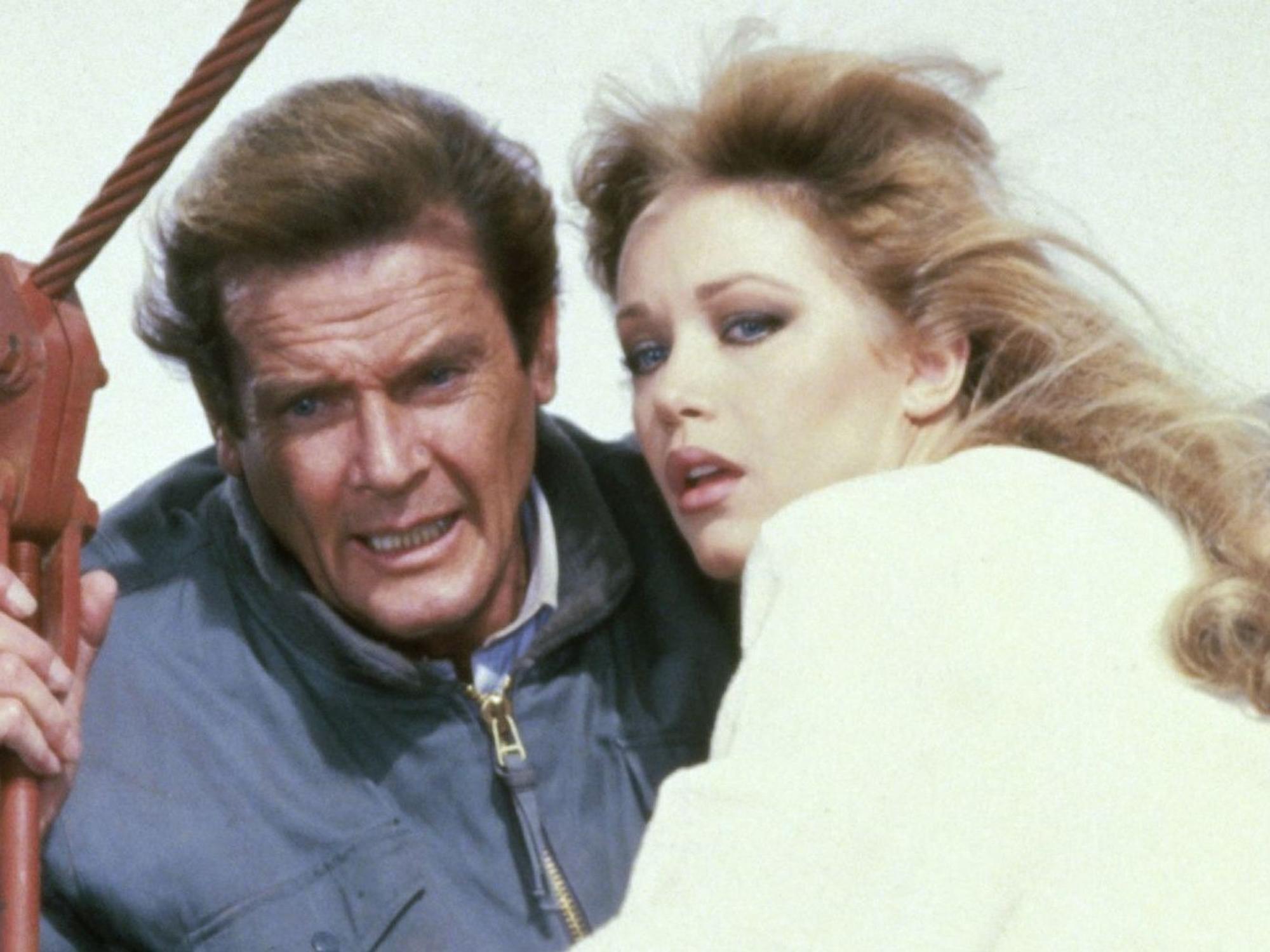 Sie schweben in höchster Gefahr: James Bond (Roger Moore) und die hübsche Stacey Sutton (Tanya Roberts). (Bild: RTL / (c) 1985 Danjaq, LLC and Metro-Goldwyn-Mayer Studios Inc. All Rights Reserved)
