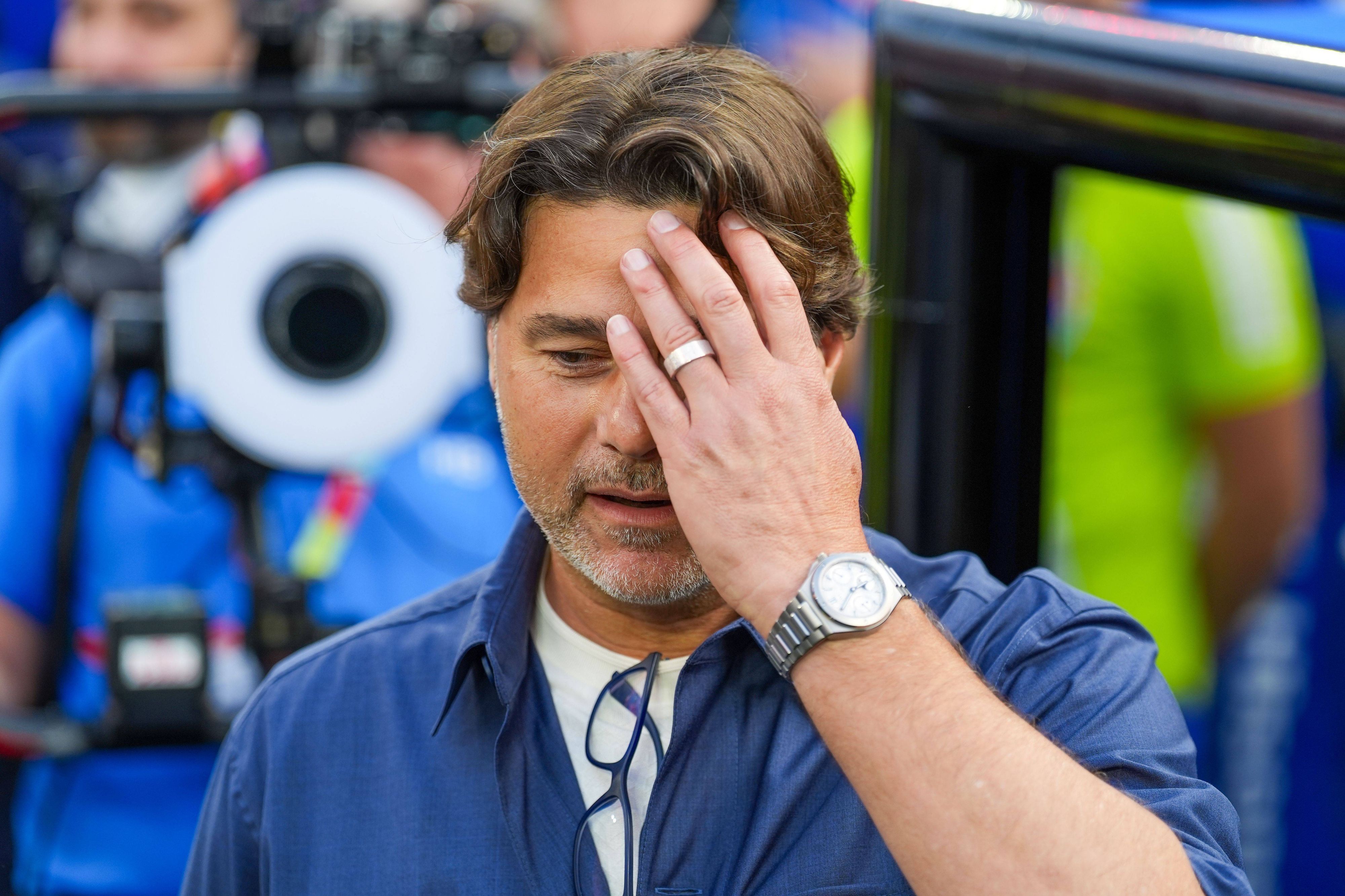US-Trainer Mauricio Pochettino schiebt sich eine Haarsträhne aus dem Gesicht.