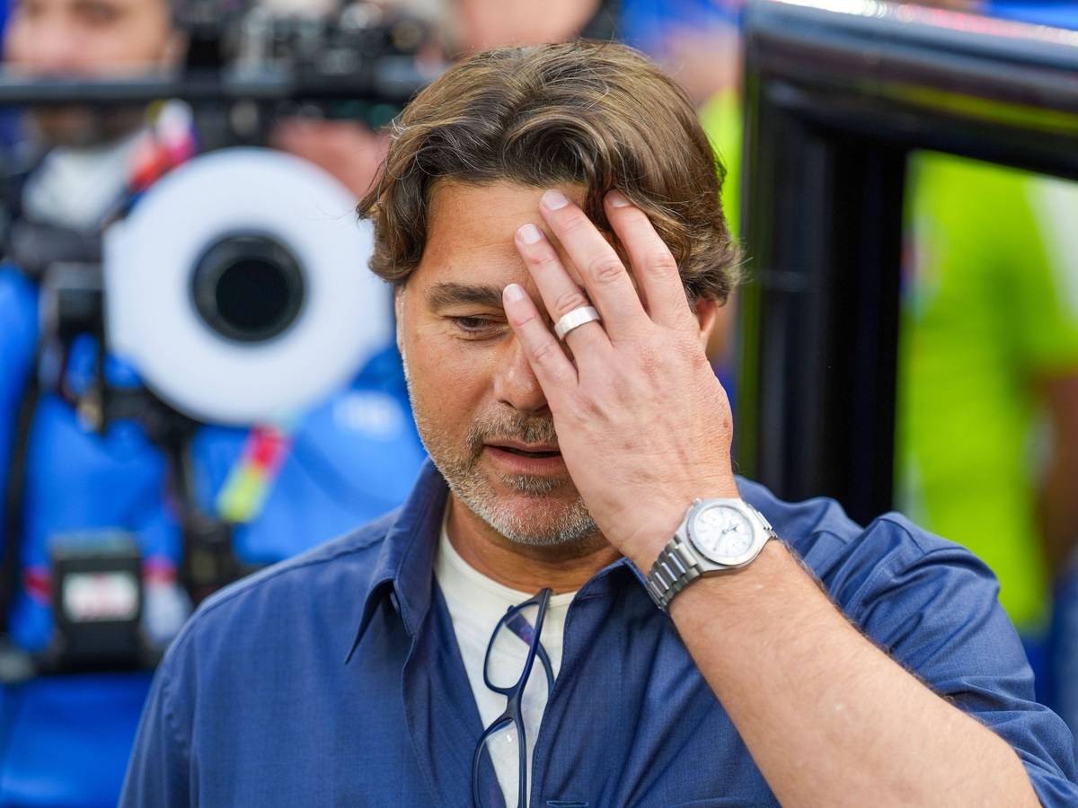 US-Trainer Mauricio Pochettino schiebt sich eine Haarsträhne aus dem Gesicht.