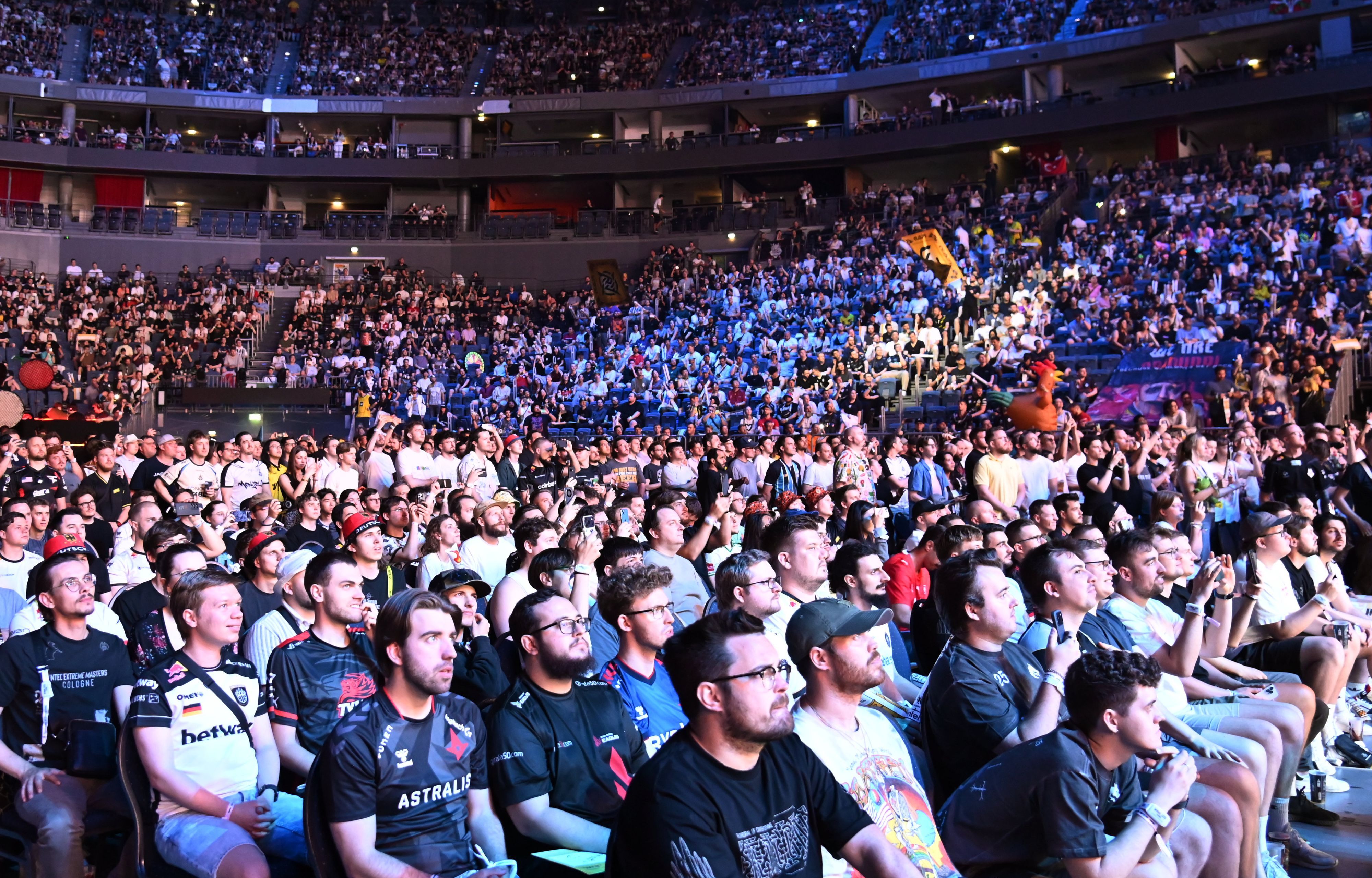 IEM Cologne: Fans verfolgen das Geschehen auf der Bühne.