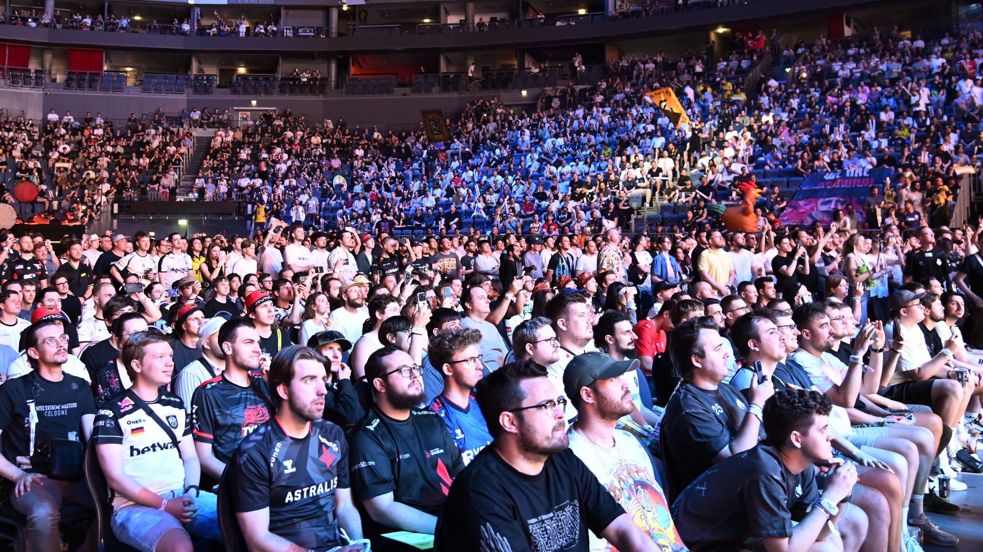 IEM Cologne: Fans verfolgen das Geschehen auf der Bühne.
