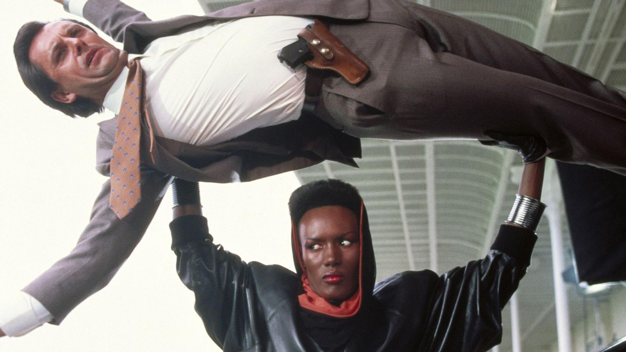 May Day (Grace Jones) ist die gefährliche Gegnerin von James Bond. (Bild: RTL / (c) 1985 Danjaq, LLC and Metro-Goldwyn-Mayer Studios Inc. All Rights Reserved)