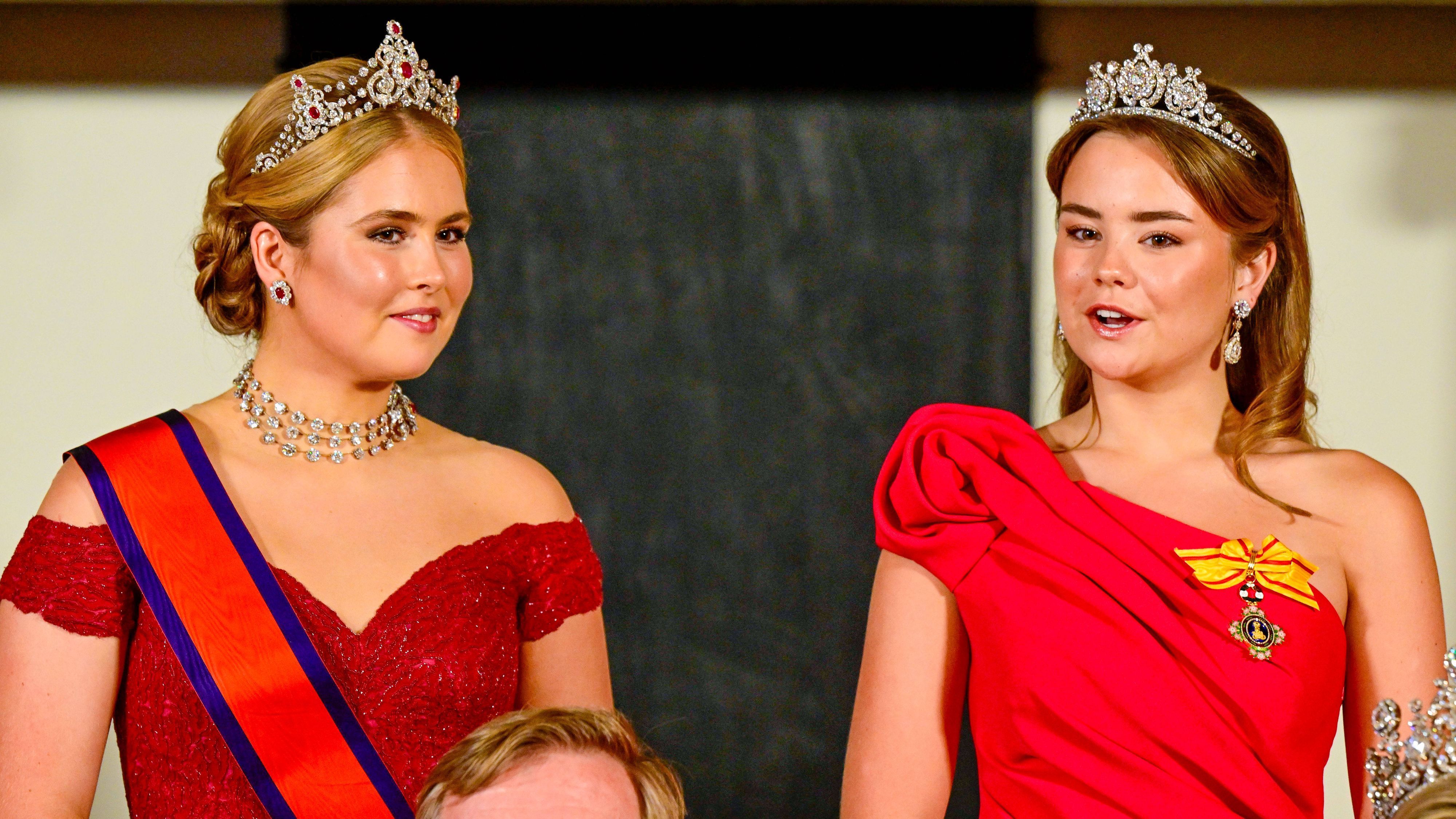 Kronprinzessin Amalia und Prinzessin Ariane beim feierlichen Staatsbankett im Königlichen Palast in Amsterdam.