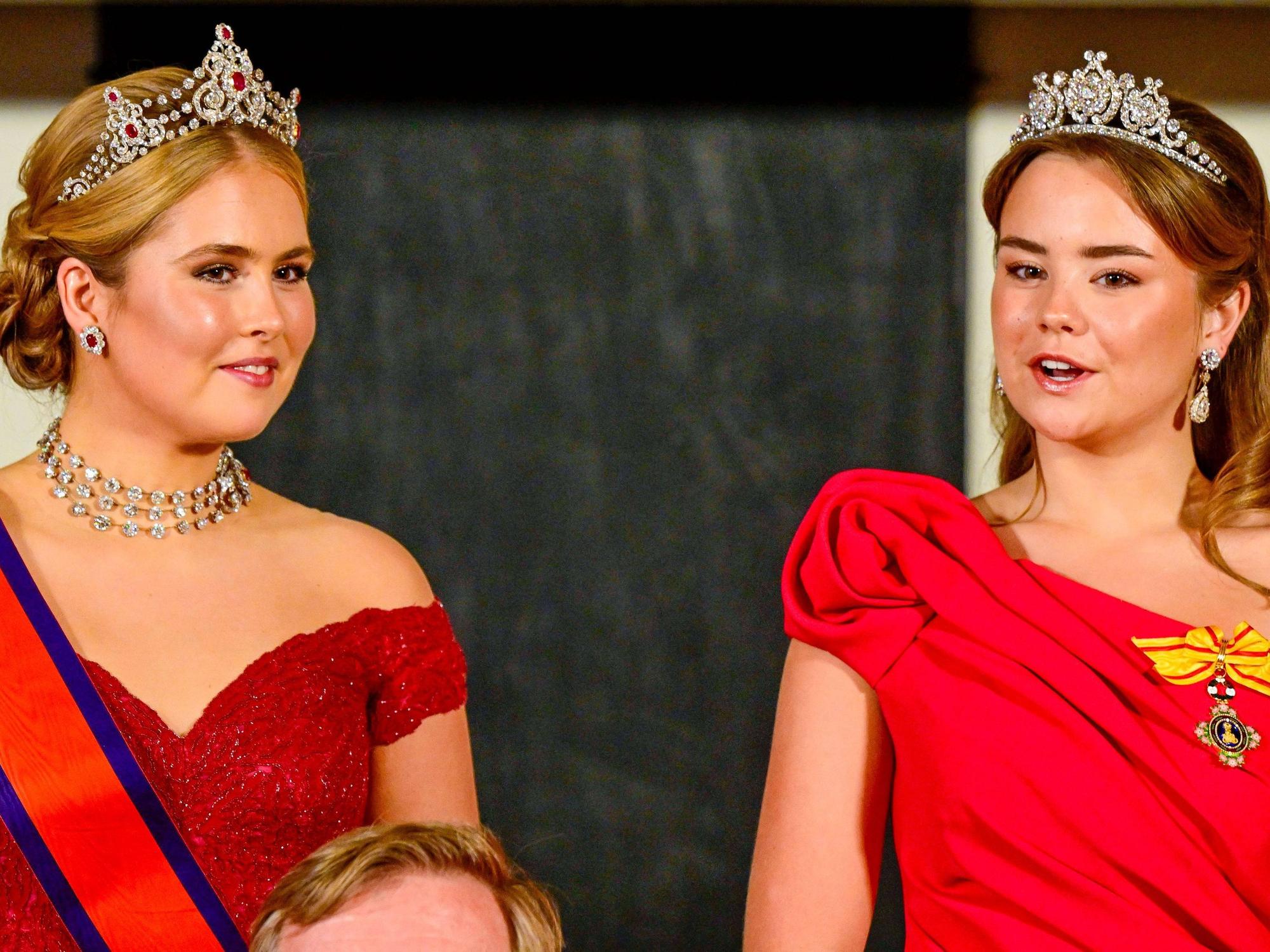 Kronprinzessin Amalia und Prinzessin Ariane beim feierlichen Staatsbankett im Königlichen Palast in Amsterdam.