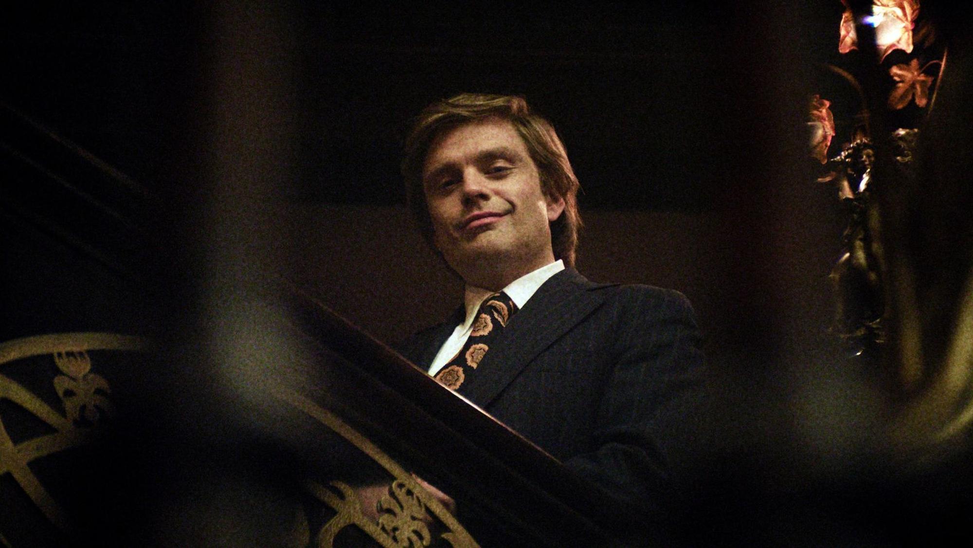 Wer machte Donald Trump (Sebastian Stan) zu dem Mann, der er heute ist? (Bild: ZDF/Pief Weyman)