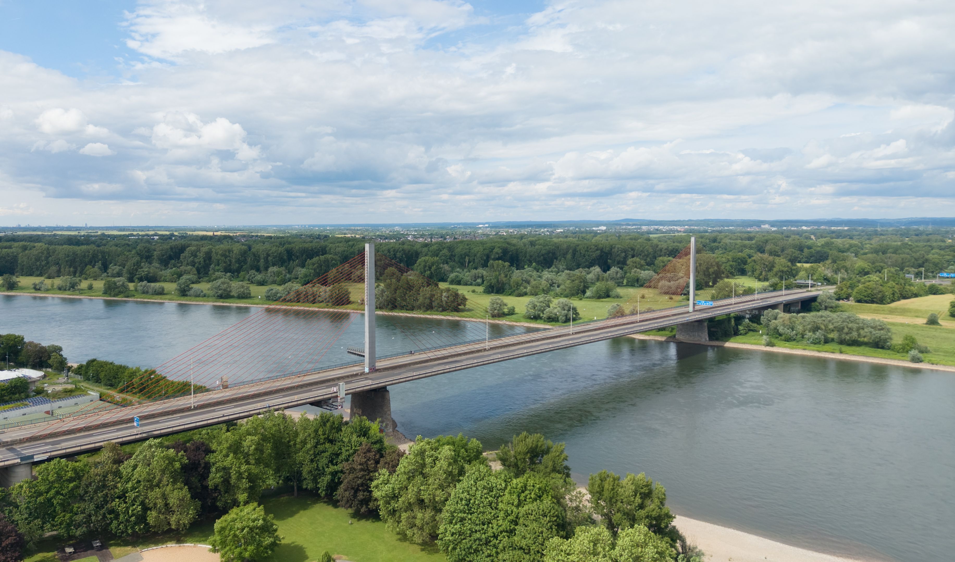 Die Friedrich-Ebert-Brücke (Rheinbrücke Nord), eine wichtige Ost-West-Autobahnbrücke, bleibt für mindestens zwei Jahre für den Autoverkehr dicht.