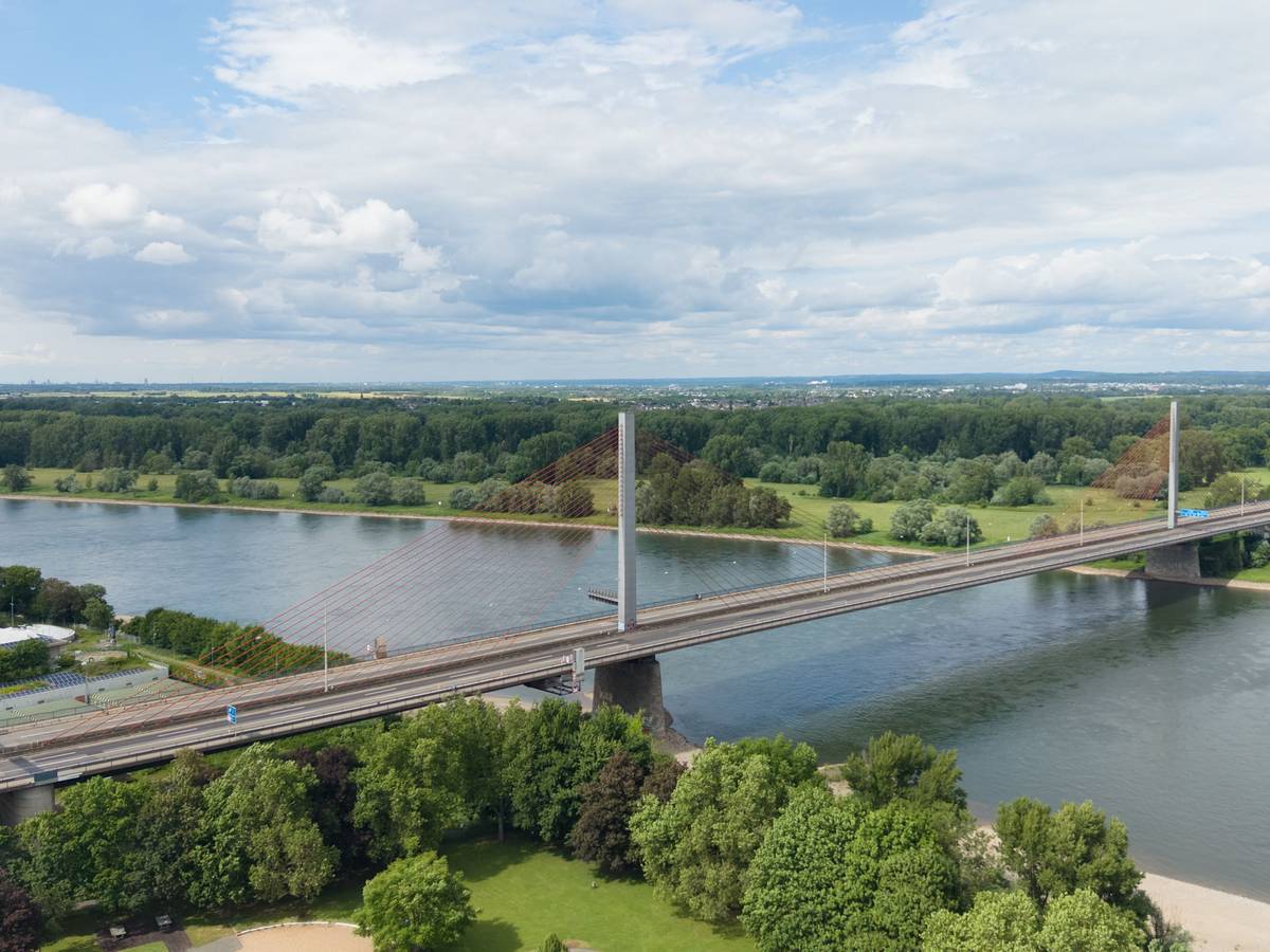 Die Friedrich-Ebert-Brücke (Rheinbrücke Nord), eine wichtige Ost-West-Autobahnbrücke, bleibt für mindestens zwei Jahre für den Autoverkehr dicht.