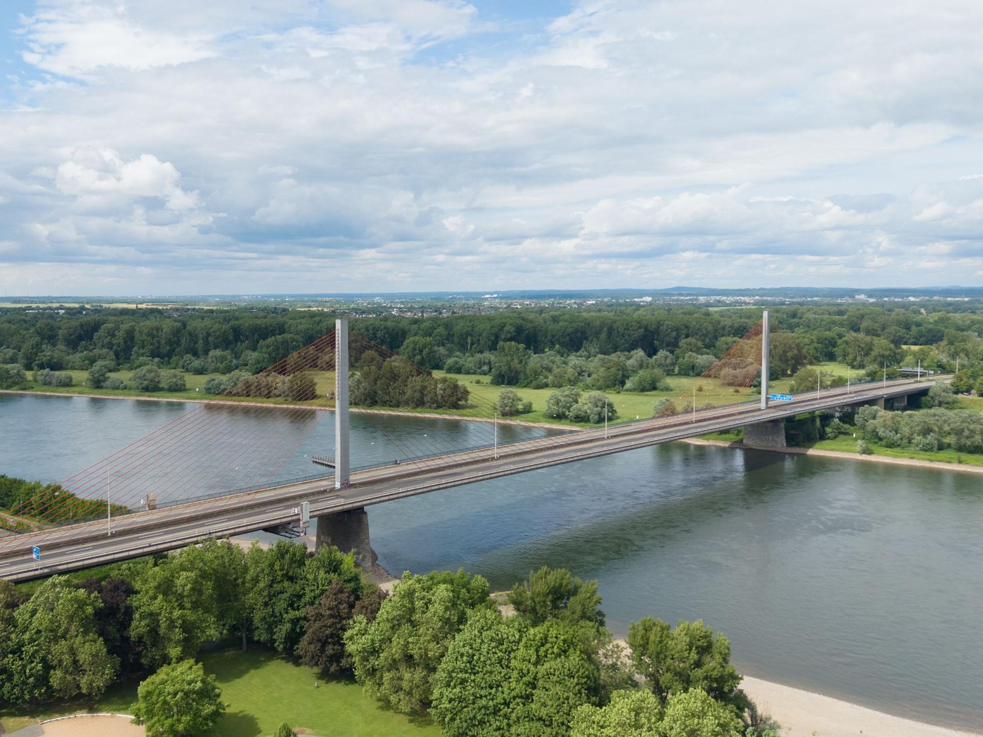 Die Friedrich-Ebert-Brücke (Rheinbrücke Nord), eine wichtige Ost-West-Autobahnbrücke, bleibt für mindestens zwei Jahre für den Autoverkehr dicht.