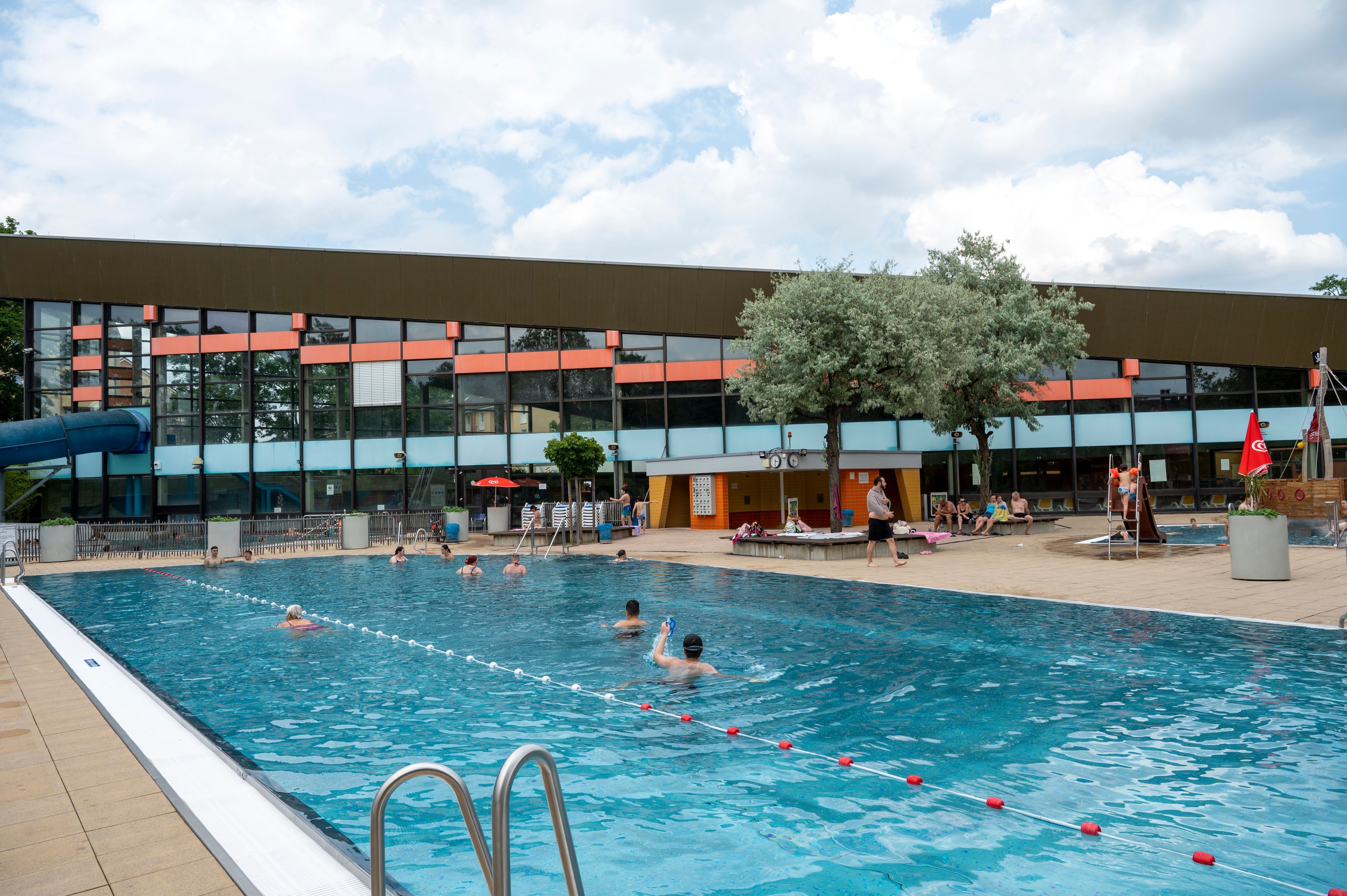 Menschen schwimmen in einem Pool.