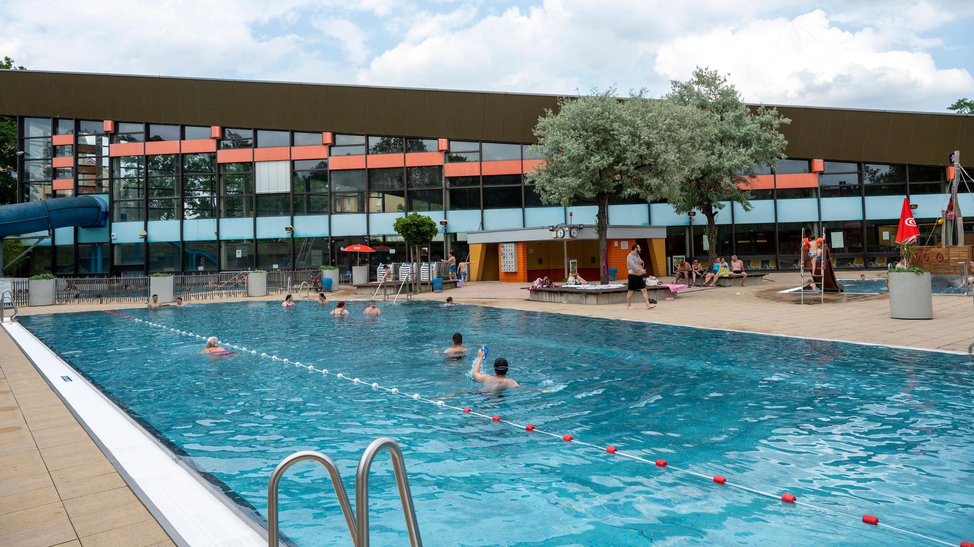 Menschen schwimmen in einem Pool.