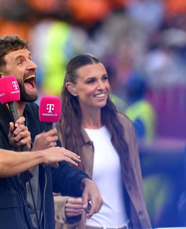 Thomas Müller und Mats Hummels lachen.