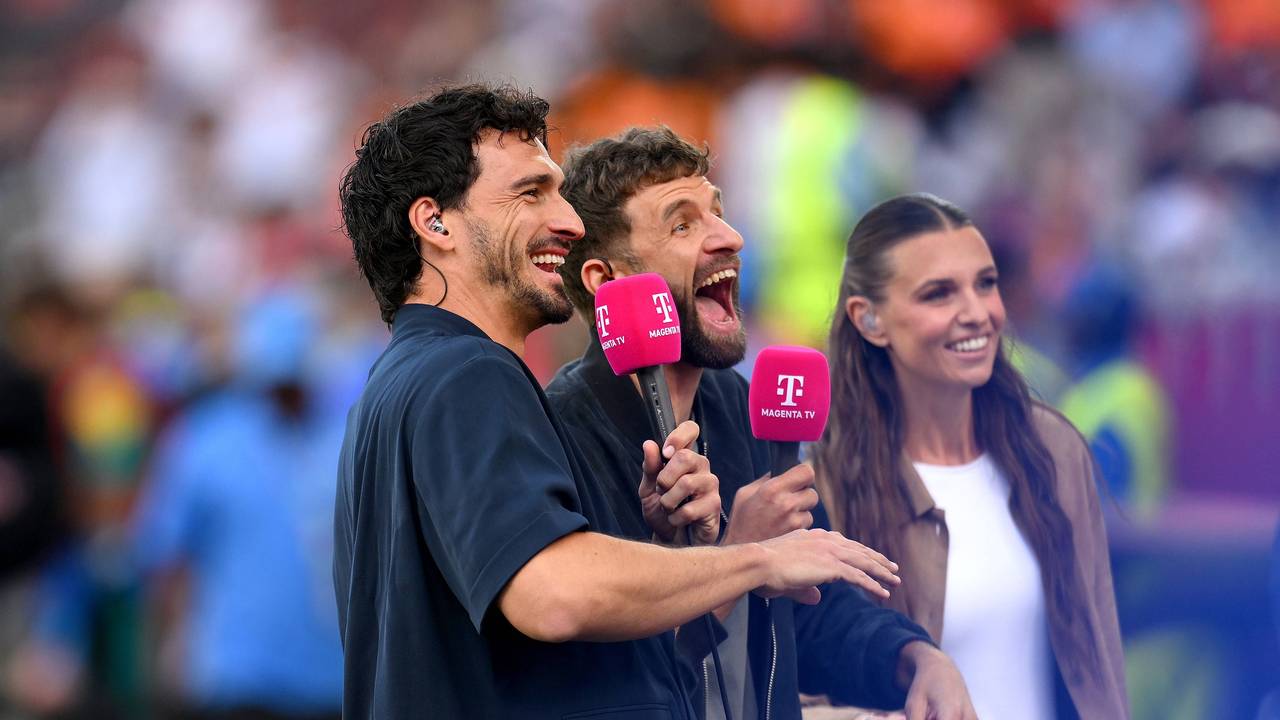 Thomas Müller und Mats Hummels lachen.