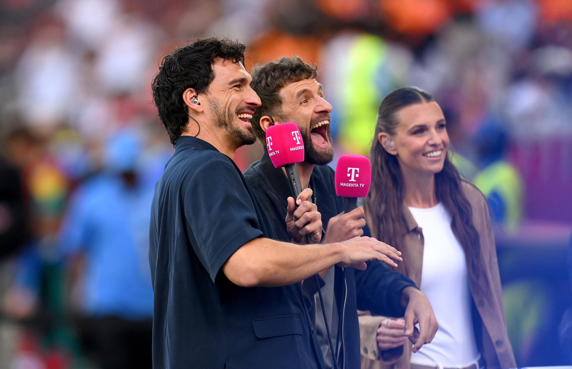 Thomas Müller und Mats Hummels lachen.