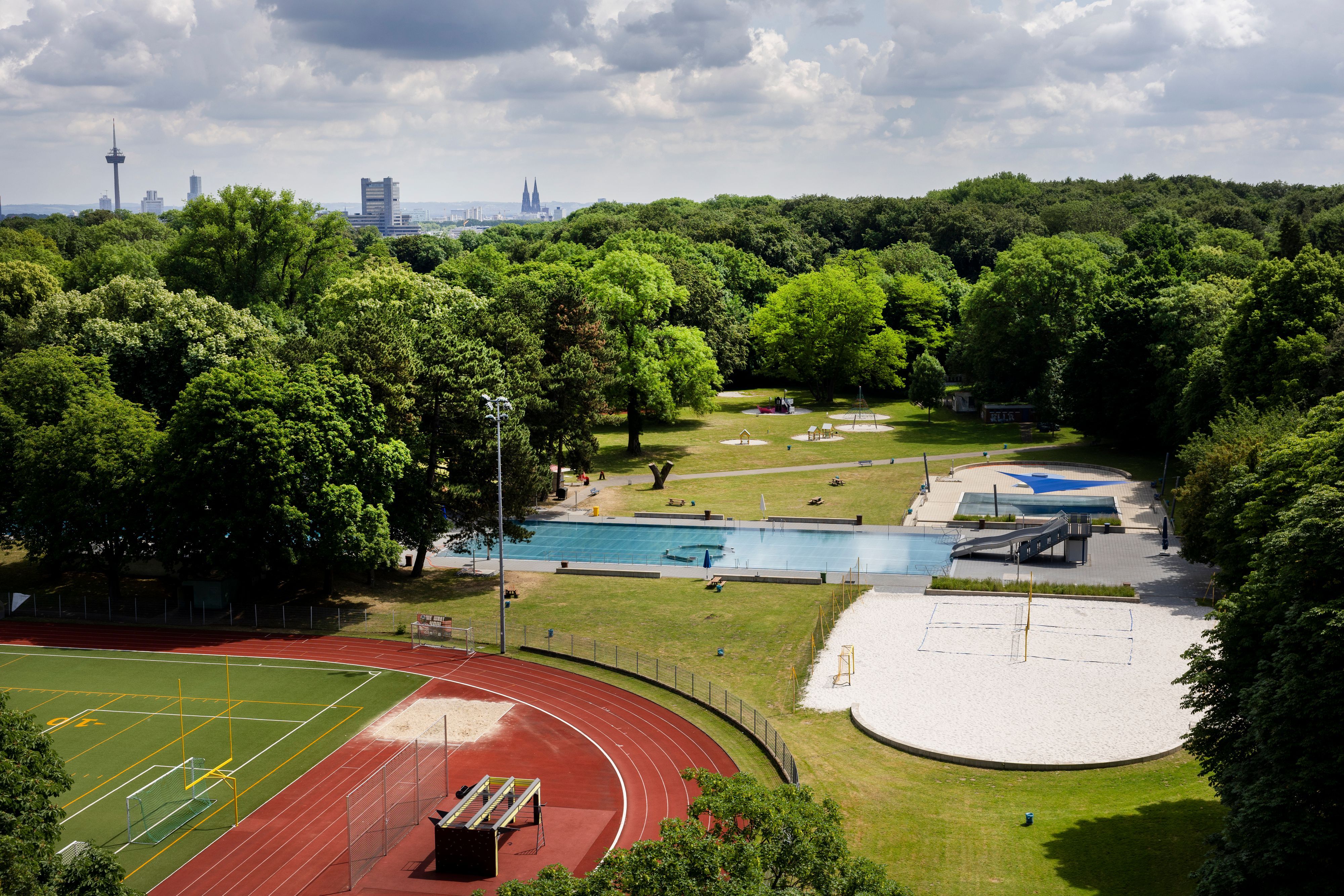 01.06.2026, Köln: Blick vom Dach des RheinEnergie-Stadions auf die Stadt Köln und den Kölner Dom über den Stadtwald und die Sportanlagen hinweg.

Foto: Michael Bause