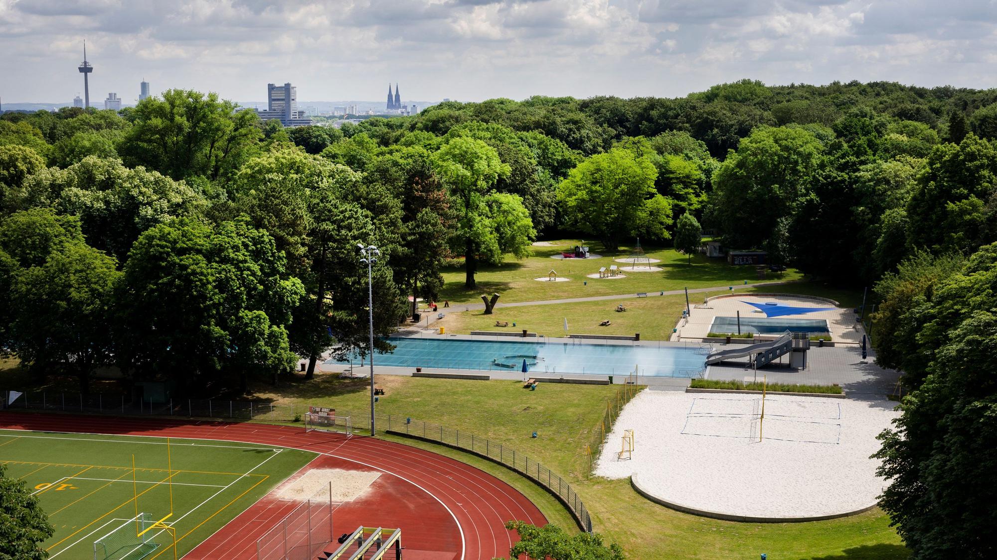 01.06.2026, Köln: Blick vom Dach des RheinEnergie-Stadions auf die Stadt Köln und den Kölner Dom über den Stadtwald und die Sportanlagen hinweg.
Foto: Michael Bause