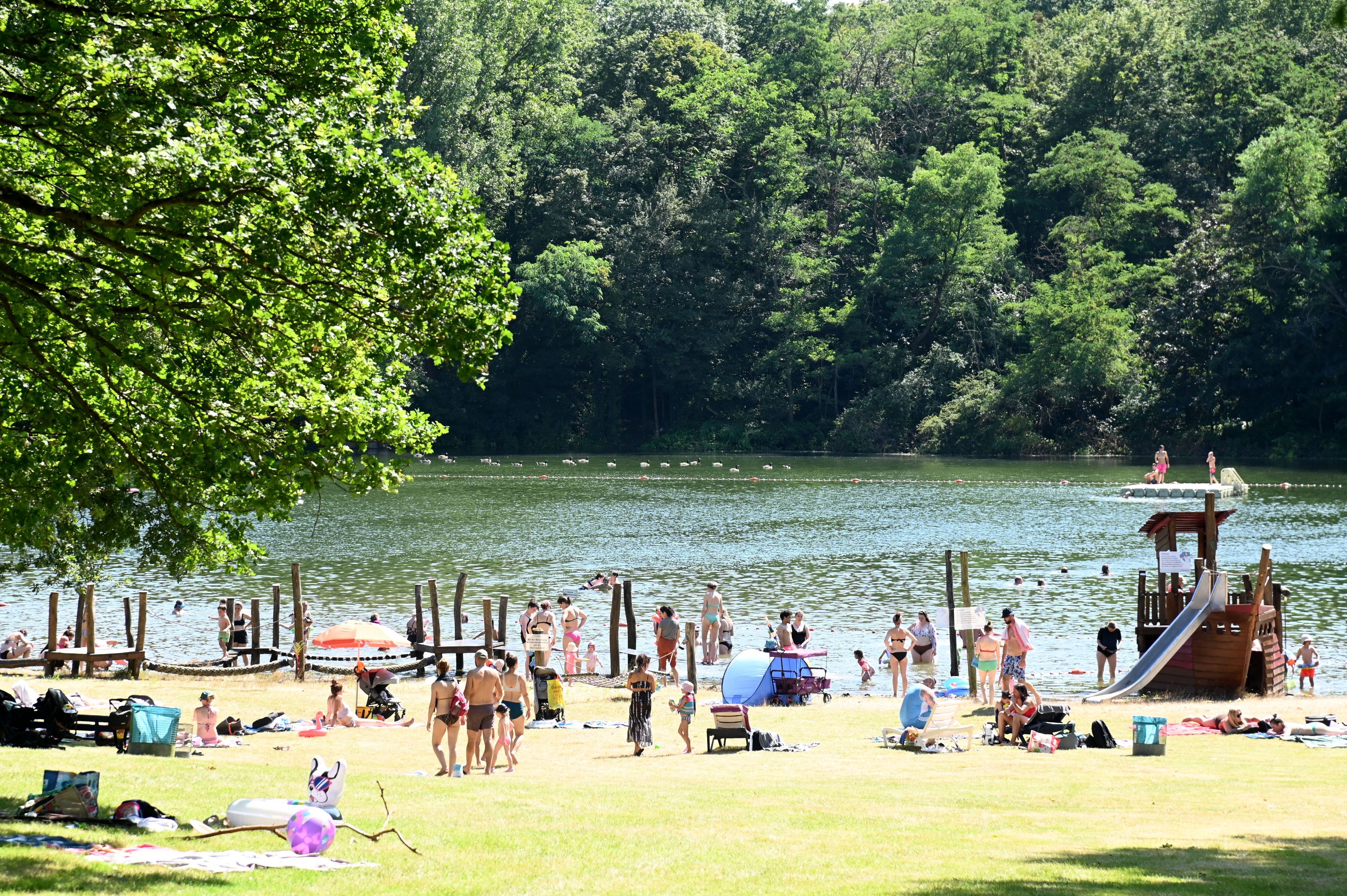 09.07.2024 Köln. Das Naturfreibad Vingst ist bei über 30 Grad gut besucht. Foto: Alexander Schwaiger