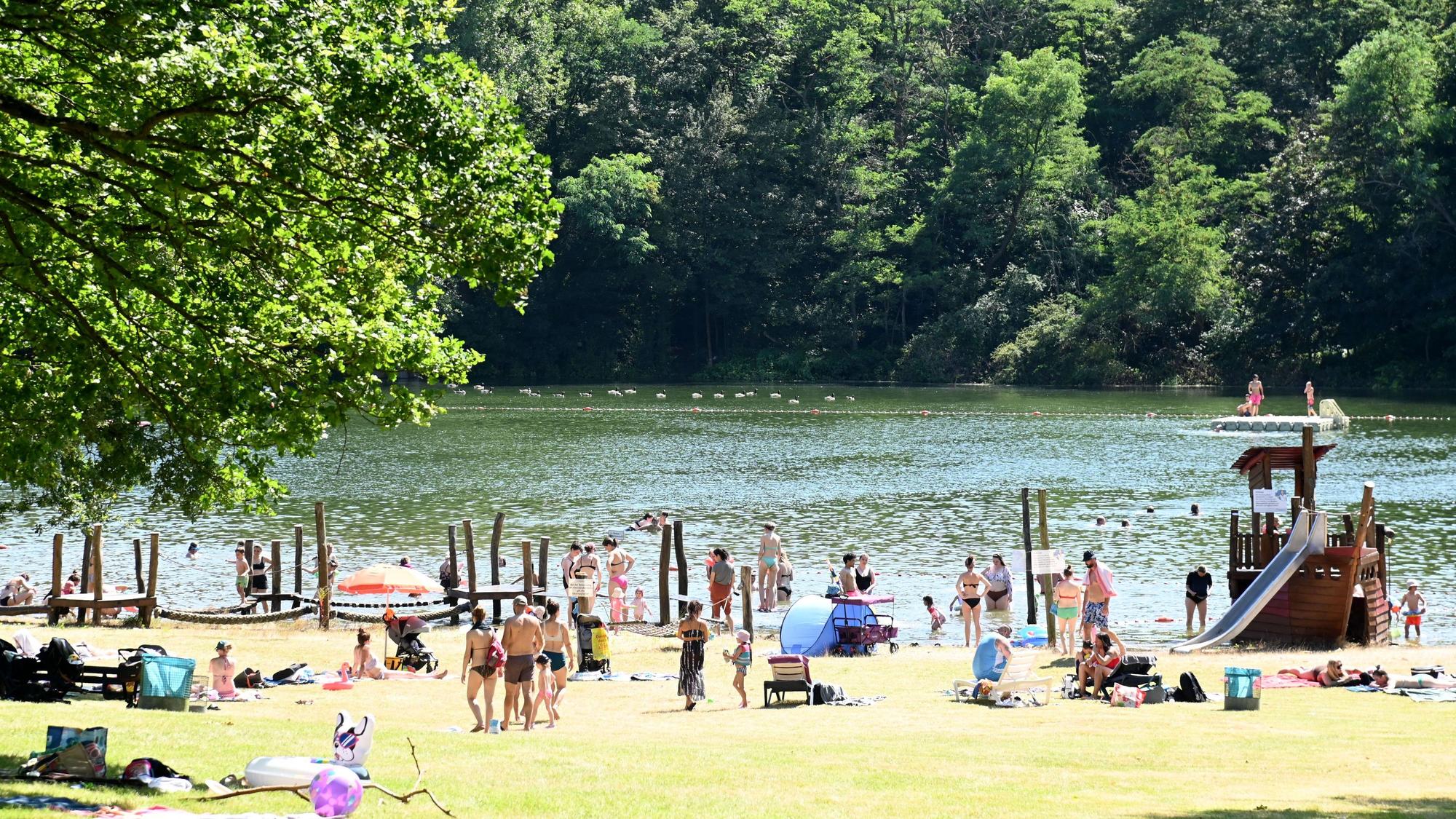 09.07.2024 Köln. Das Naturfreibad Vingst ist bei über 30 Grad gut besucht. Foto: Alexander Schwaiger