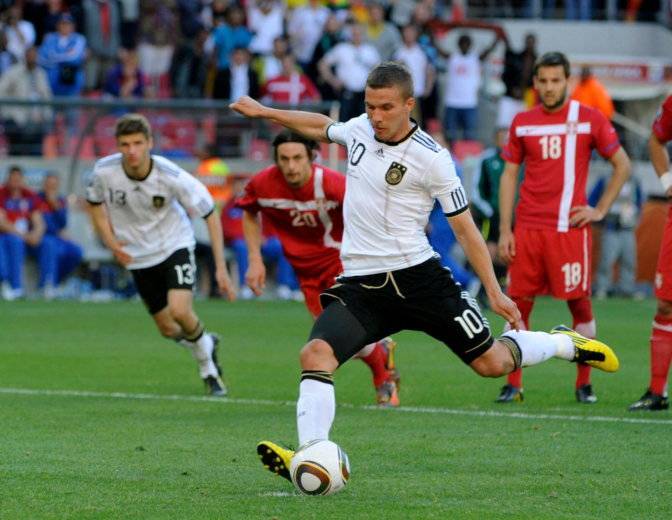Lukas Podolski verschießt gegen Serbien 2010 einen Elfmeter.