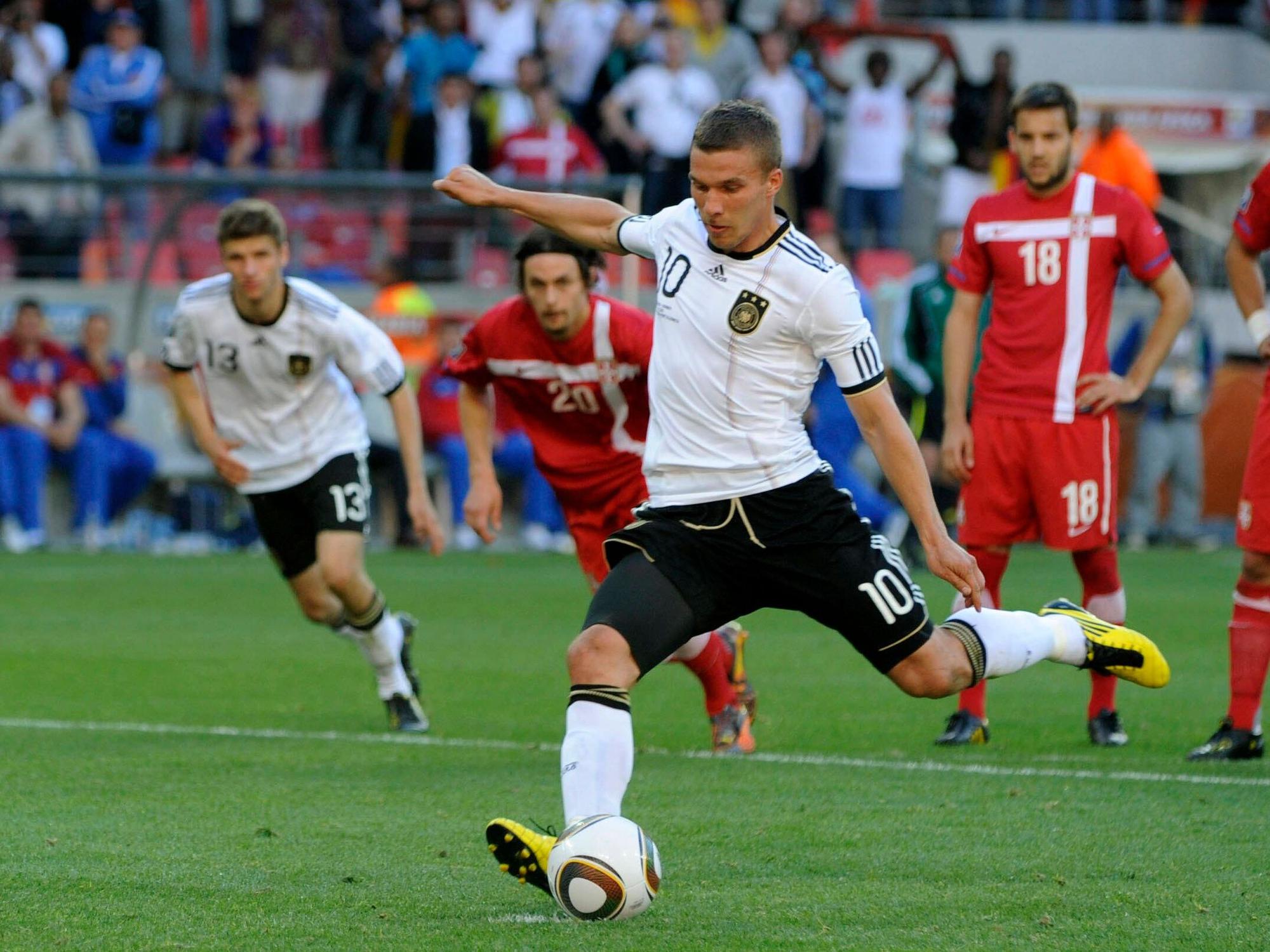Lukas Podolski verschießt gegen Serbien 2010 einen Elfmeter.