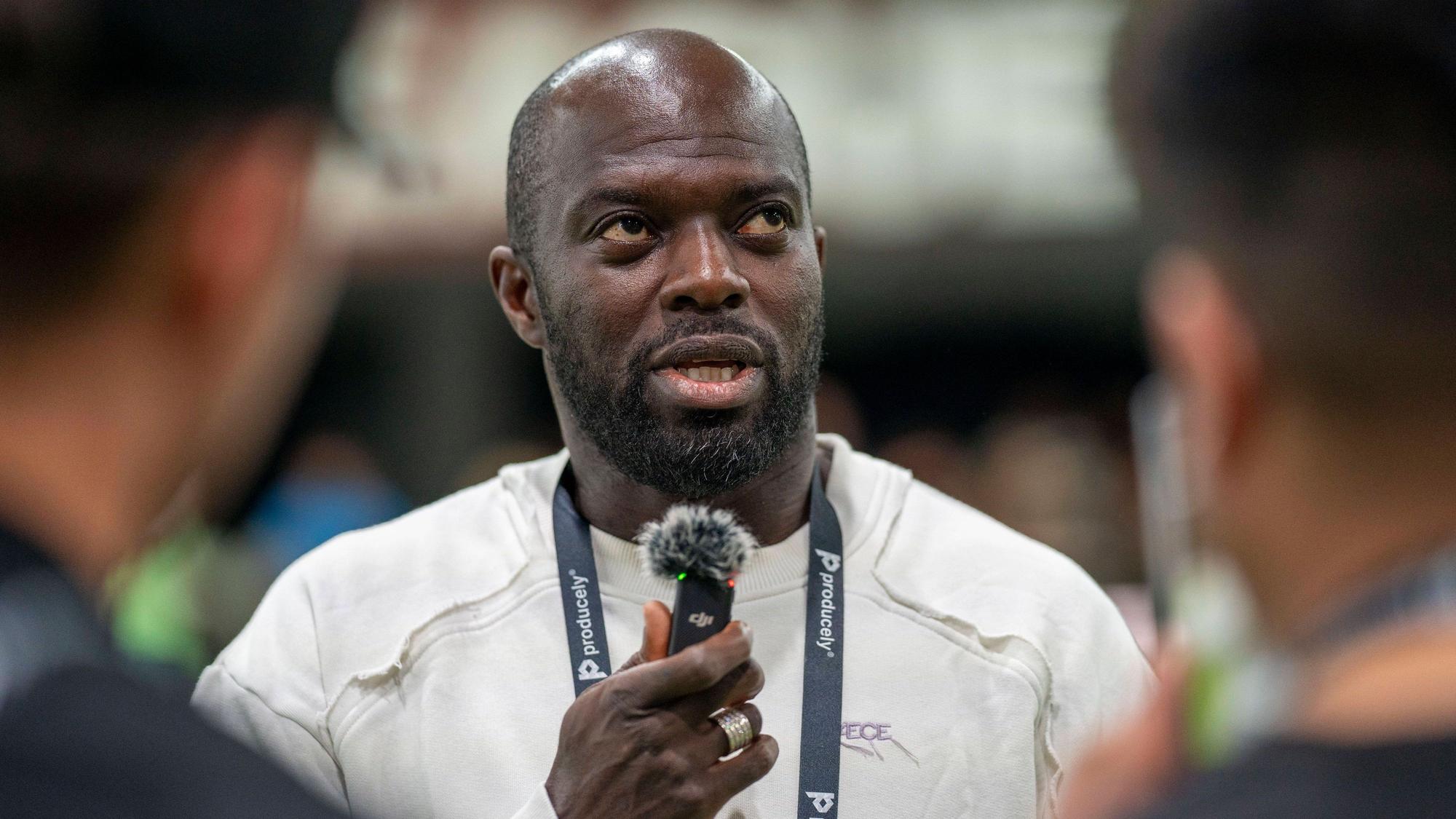 Interview mit Hans Sarpei, der ein Mikrofon in der Hand hält.